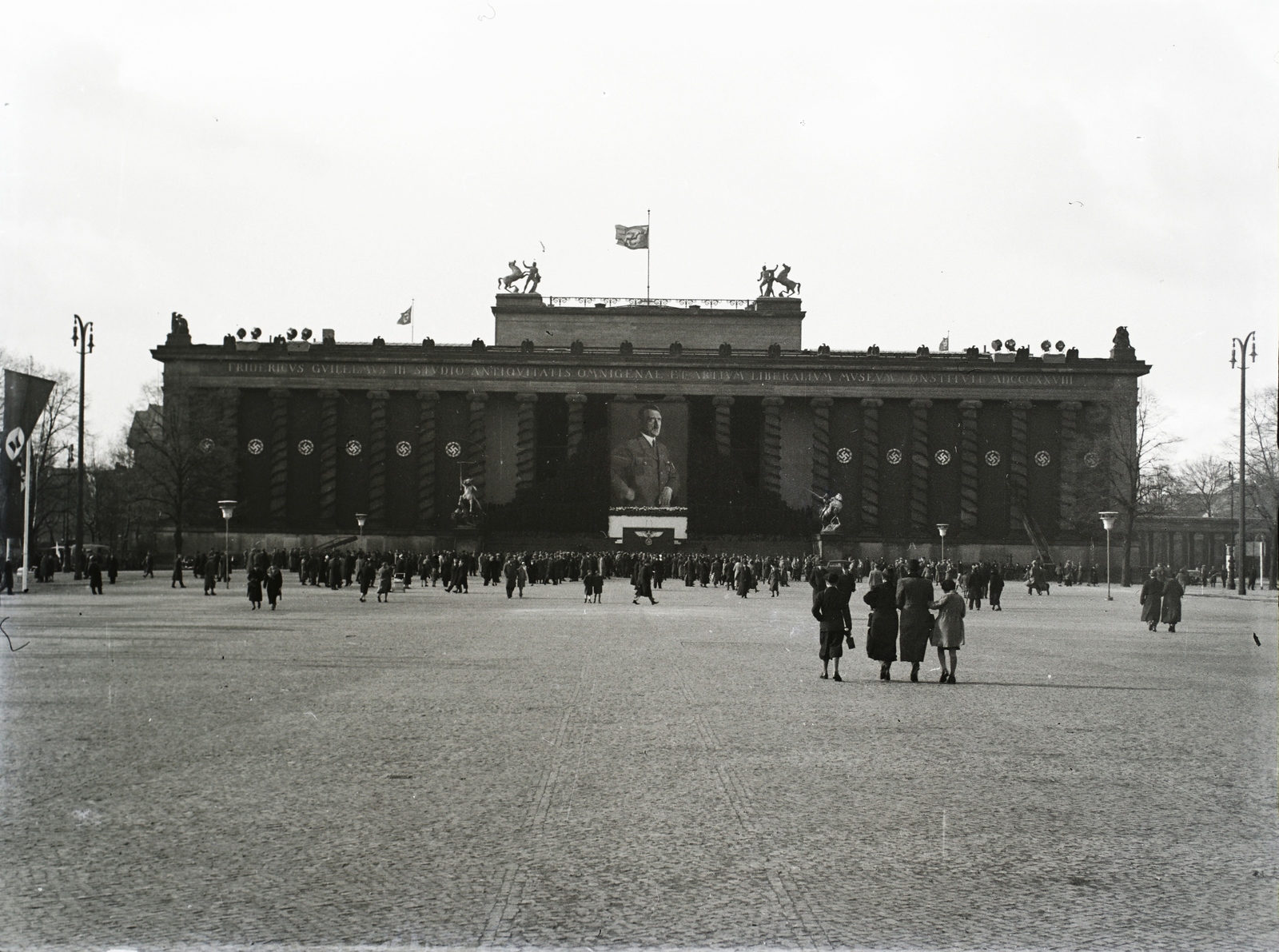 Németország, Berlin, Múzeum-sziget, Lustgarten a Schlossplatz felől. Várakozók a feldíszített Altes Museum előtt az osztrák népszavazás eredményére, 1938. április 10-én., 1938, Buzinkay Géza, tömeg, horogkereszt, Adolf Hitler-ábrázolás, várakozás, Fortepan #114544