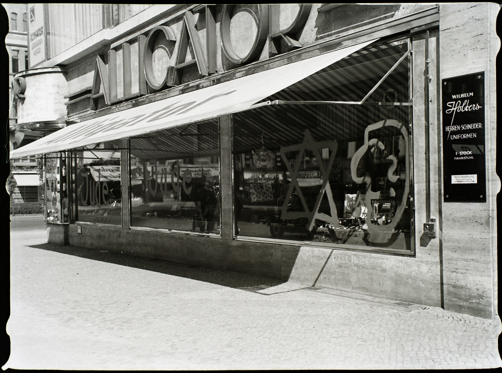 Germany, Berlin, Marburgstraße - Tauentzientstraße sarok, Alligator bőrárú- és cipőkereskedés. A zsidó bojkott idején vörös festékkel megjelölt kirakat., 1938, Buzinkay Géza, antisemitism, yellow star, Fortepan #114555