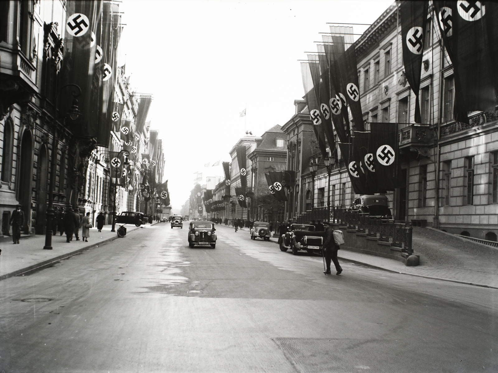 Germany, Berlin, a Wilhelmstrasse horogkeresztes zászlókkal feldíszítve., 1938, Buzinkay Géza, Fortepan #114557