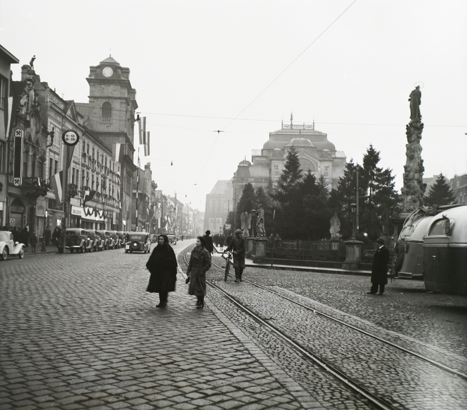 Szlovákia, Kassa, Fő tér (Hlavné namestie) 1938. november 11-én a magyar csapatok bevonulása idején. Balra a Szentháromság-templom, szemben az Állami Színház, jobbra a Szentháromság-szobor., 1938, Buzinkay Géza, területgyarapodás, nemzeti színház, utcakép, színház, oszlop, Láng Adolf-terv, neobarokk stílus, Szűz Mária-ábrázolás, Viktorin Flachenfeld-terv, Simon Grimming-terv, Tornyossy Tamás-terv, Fortepan #114561