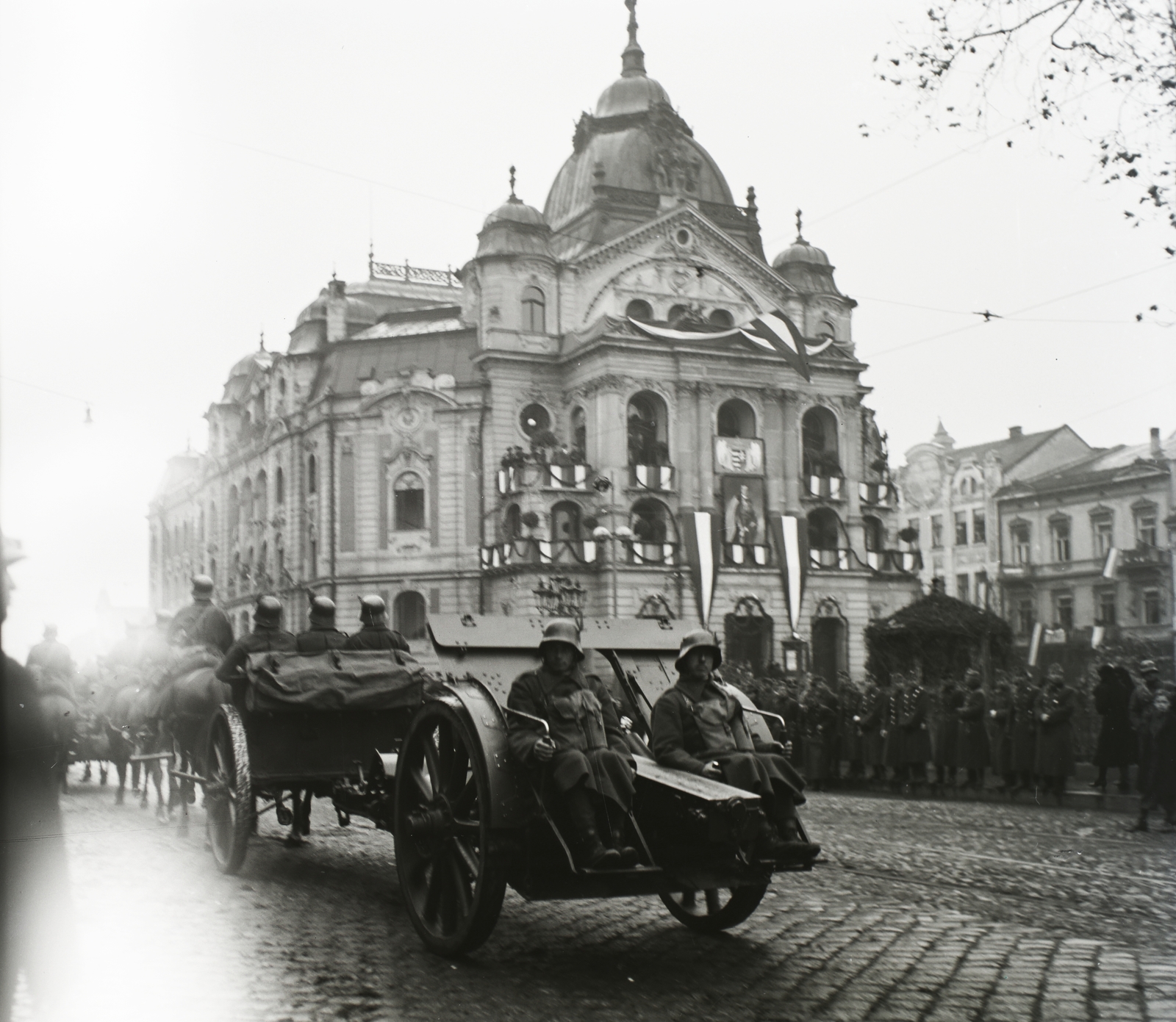 Slovakia, Košice, Fő tér (Hlavné namestie) az Állami Színház előtt,1938. november 11-én a magyar csapatok bevonulása idején., 1938, Buzinkay Géza, territorial gain, national theater, theater, Adolf Láng-design, Neo-Baroque-style, Fortepan #114562