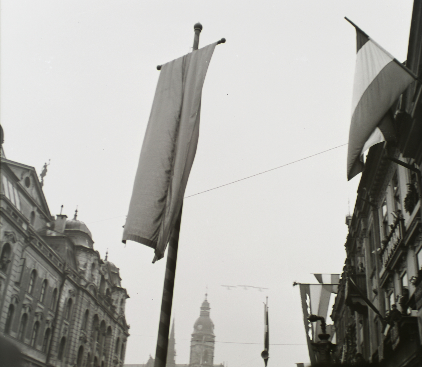 Slovakia, Košice, Fő utca (ulica Hlavná) 1938. november 11-én a magyar csapatok bevonulása idején. Balra az Állami Színház, szemben a Szent Erzsébet-főszékesegyház (Dóm)., 1938, Buzinkay Géza, territorial gain, national theater, theater, Catholic Church, flag pole, Cathedral, Adolf Láng-design, bunting, Neo-Baroque-style, Fortepan #114566