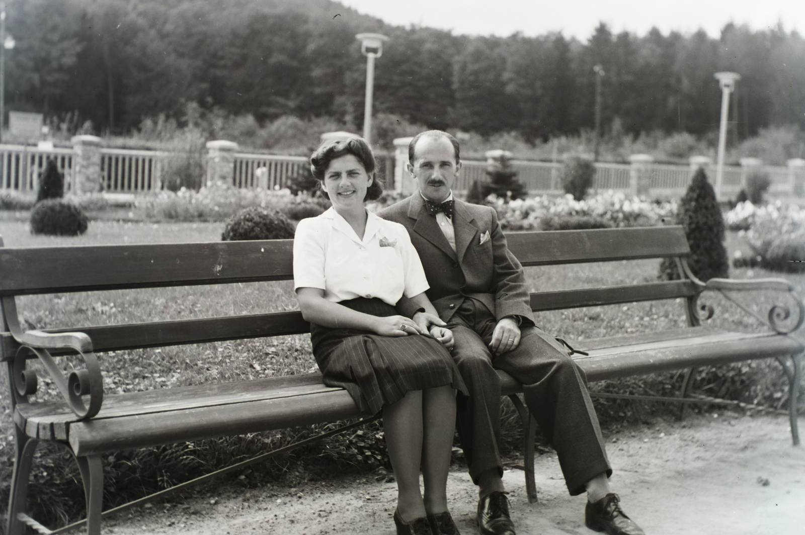 Magyarország, Sopron, Lövér körút, a Lővér Szálló kertje. Dr. Buzinkay György és felesége, Neÿ Katalin., 1943, Buzinkay Géza, házaspár, pad, Fortepan #114569