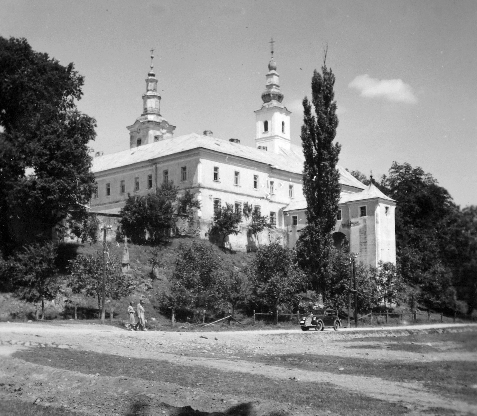 Ukraine,Zakarpattia Oblast, Mukachevo, Szent Miklós kolostor., 1940, Gyöngyi, automobile, monastery, Fortepan #11457