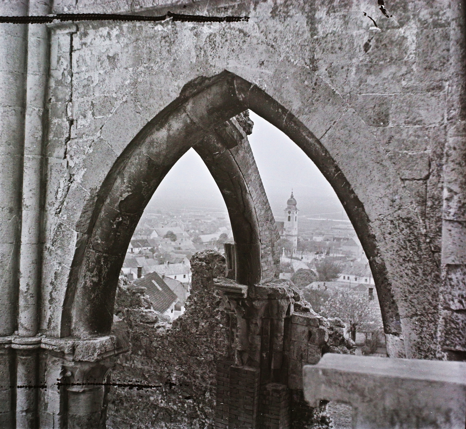 Magyarország, Zsámbék, a premontrei templom romjai., háttérben a Keresztelő Szent János-templom., 1939, Buzinkay Géza, Premontrei rend, Fortepan #114575