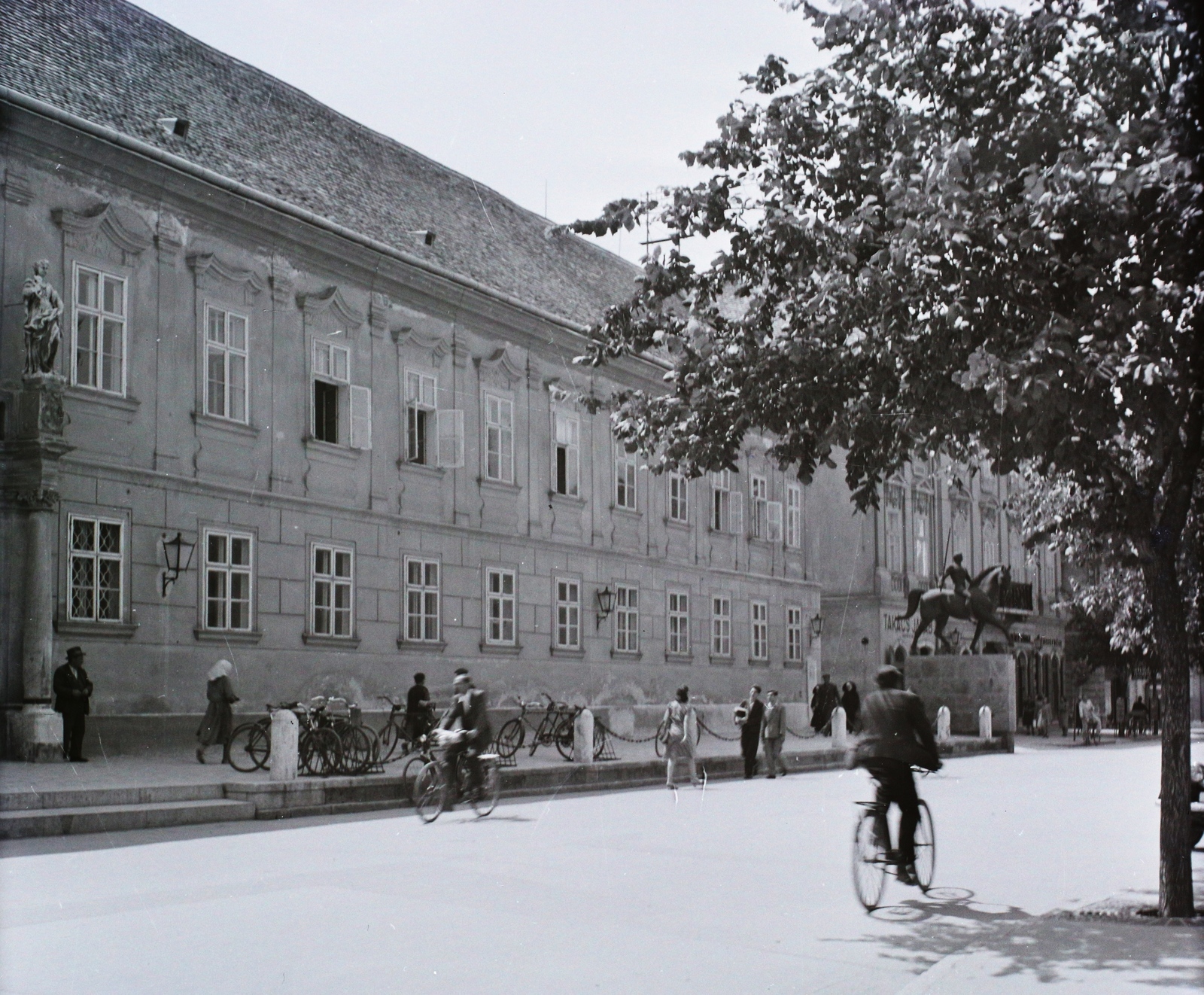 Magyarország, Székesfehérvár, Városház (Károly király) tér, balra a Városháza és előtte a Tízes huszárok szobra., 1942, Buzinkay Géza, kerékpár tároló, kerékpár, Fortepan #114578