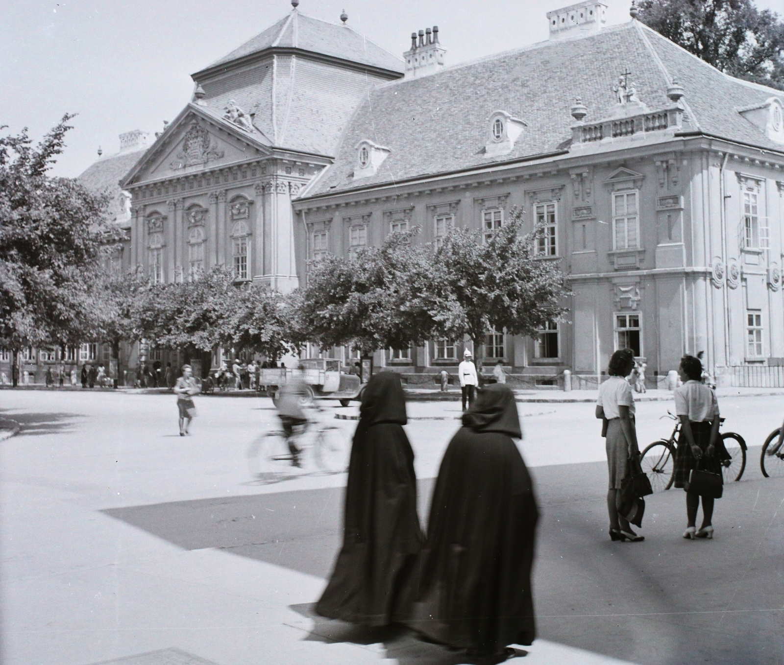 Magyarország, Székesfehérvár, Városház (Károly király) tér, Püspöki palota., 1943, Buzinkay Géza, kerékpár, középület, csuklya, Fortepan #114582