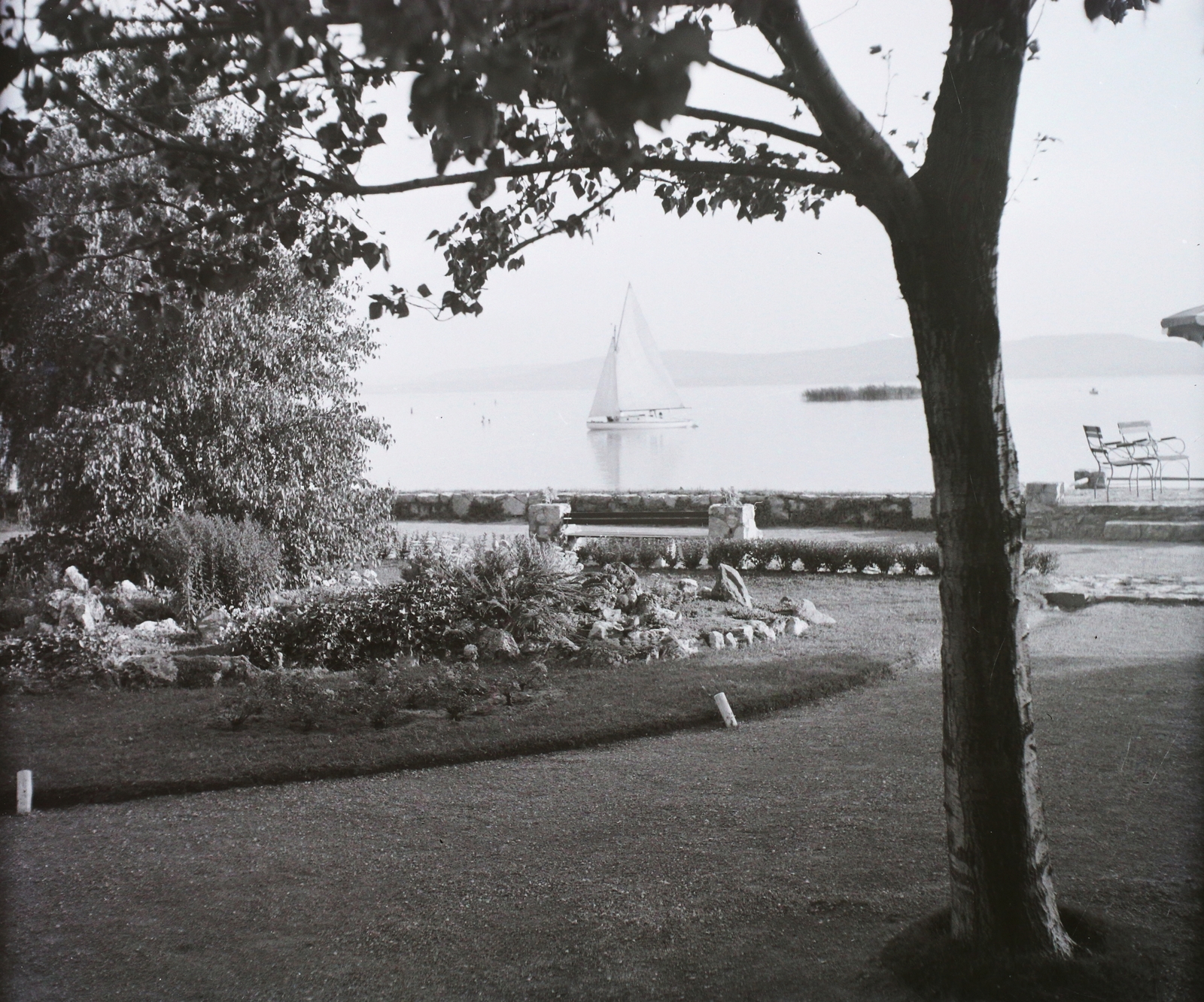 Hungary, Balatonboglár, Balaton-part, a Neÿ-villa kertje., 1936, Buzinkay Géza, Fortepan #114590