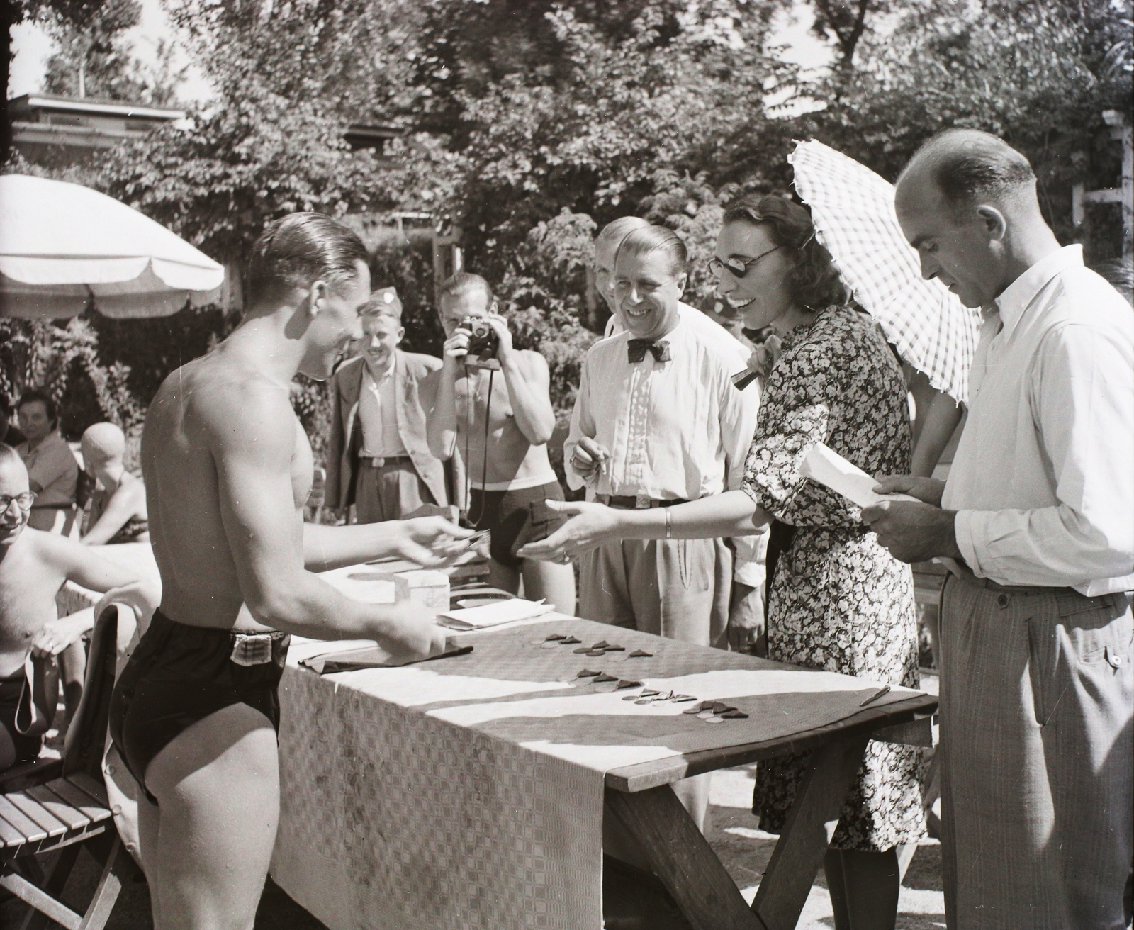 Hungary, Pétfürdő, a Péti Nitrogén Műtrágyagyár Rt. sportversenyének díjkiosztása., 1943, Buzinkay Géza, photography, bathing suit, camera, summer, medal, sunshades, awards ceremony, Fortepan #114597