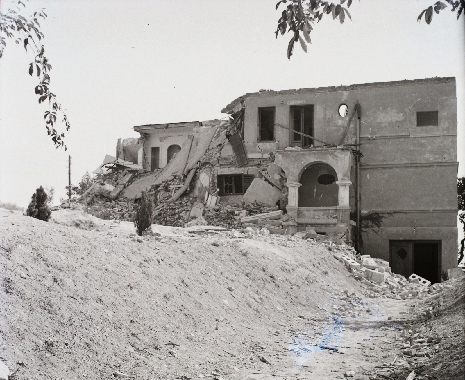 Hungary, Budapest II., Áfonya utca 11., Zilahy-villa. A felvétel az 1942. szeptember 4-éről 5-ére virradó éjjeli bombatámadás után készült., 1942, Buzinkay Géza, Budapest, Fortepan #114599