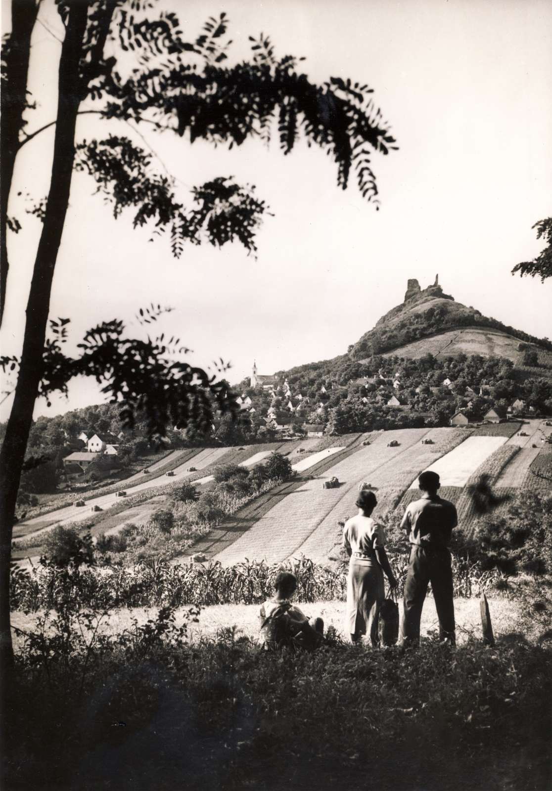 Hungary,Lake Balaton, Szigliget, jobbra fenn a vár romja, balra a Szűz Mária neve templom., 1939, Buzinkay Géza, hillside, Fortepan #114609