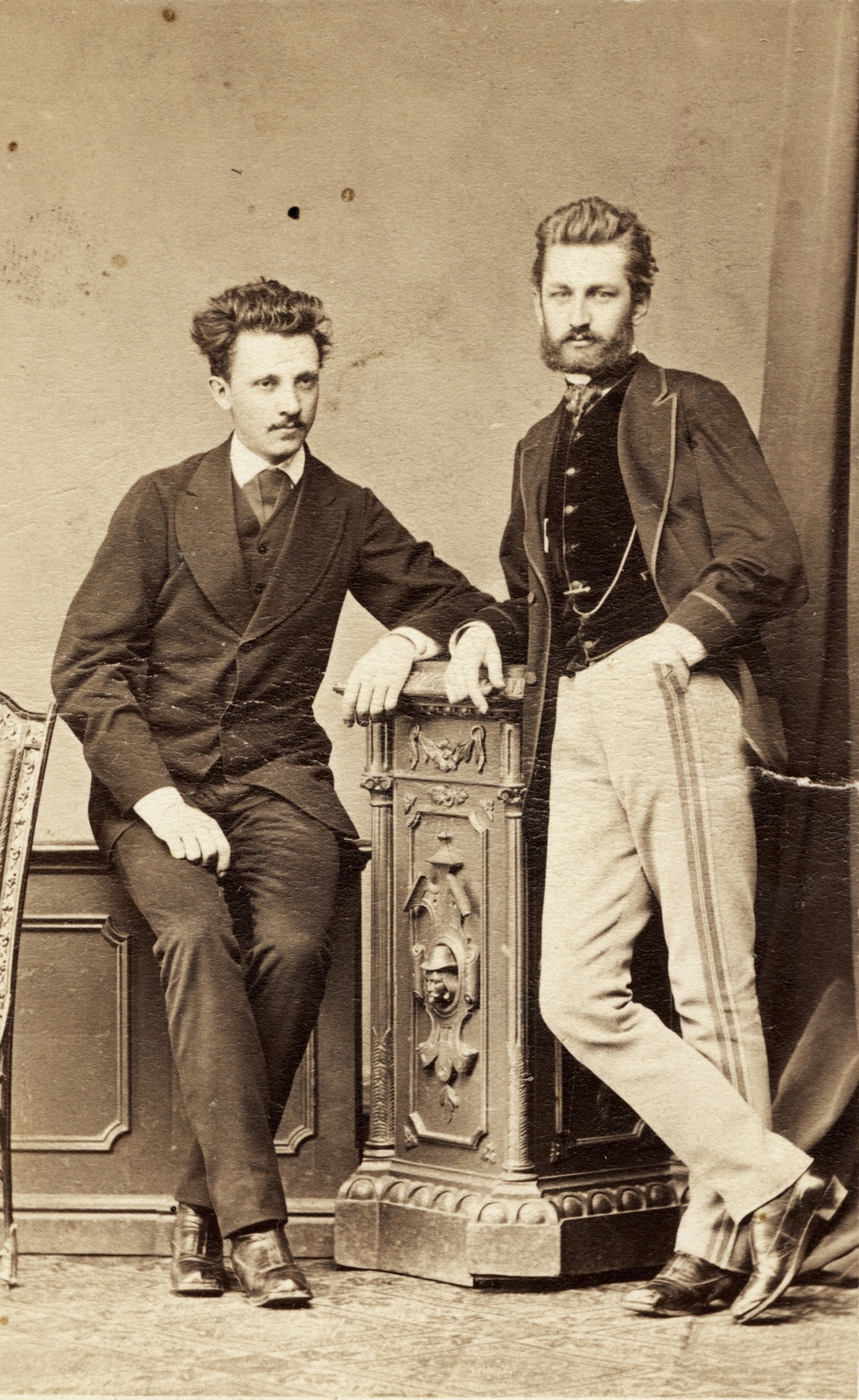 Hungary, Budapest, Ney Béla építész és Lengyel Béla kémikus. A felvétel 1875-ben készült., 1900, Buzinkay Géza, fashion, men, beard, double portrait, watch chain, cross-legged sitting, hands in pockets, prop up on elbows, leg over leg, Fortepan #114620