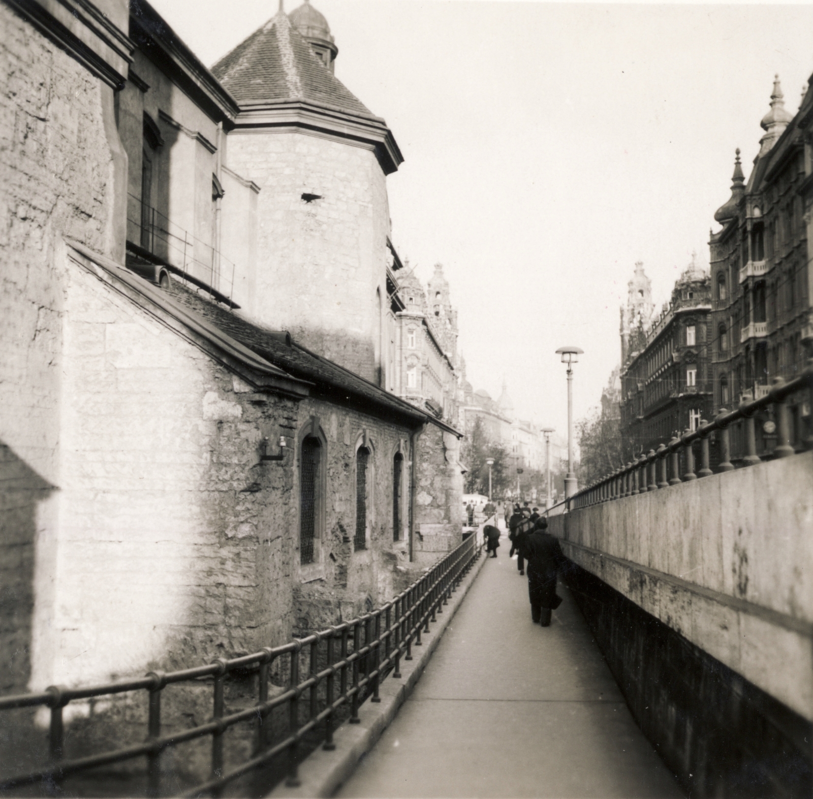 Magyarország, Budapest V., Szabad sajtó (Eskü) út, balra a Március 15. (Eskü) téren a Belvárosi templom. Jobbra az Erzsébet híd felhajtója., 1937, Buzinkay Géza, Budapest, Fortepan #114627