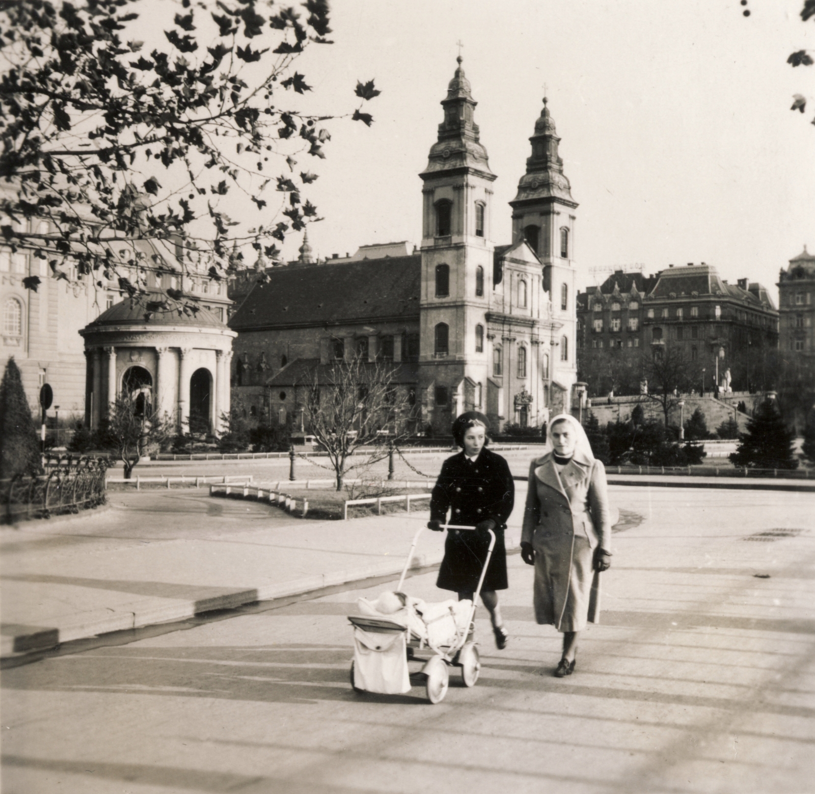 Hungary, Budapest V., Március 15. (Eskü) tér a Petőfi tér felől nézve. Szemben Erzsébet királyné emlékműve, mögötte a piarista rendház és a Belvárosi templom., 1938, Buzinkay Géza, monument, Budapest, Fortepan #114628