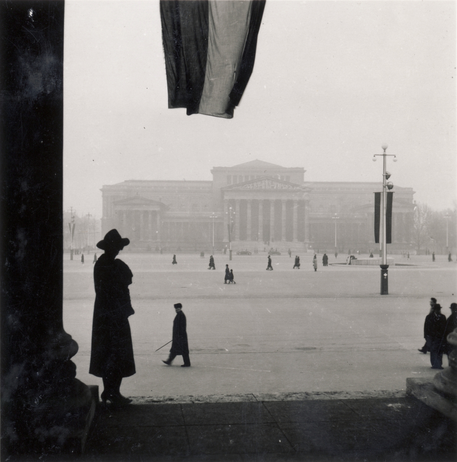 Hungary, Budapest XIV., Hősök tere, Szépművészeti Múzeum a Műcsarnok oszlopcsarnokából nézve., 1938, Buzinkay Géza, Budapest, Fortepan #114630