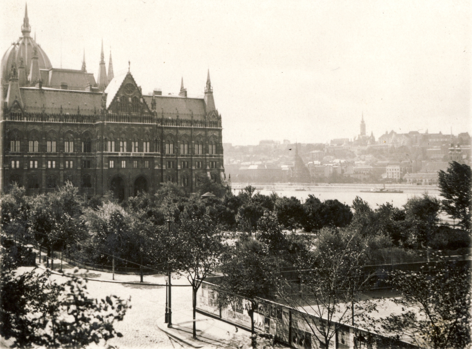 Magyarország, Budapest V., Balassi Bálint (Személynök) utca a Kossuth Lajos tér felé nézve, balra a Parlament északi homlokzata., 1931, Buzinkay Géza, Budapest, Fortepan #114631