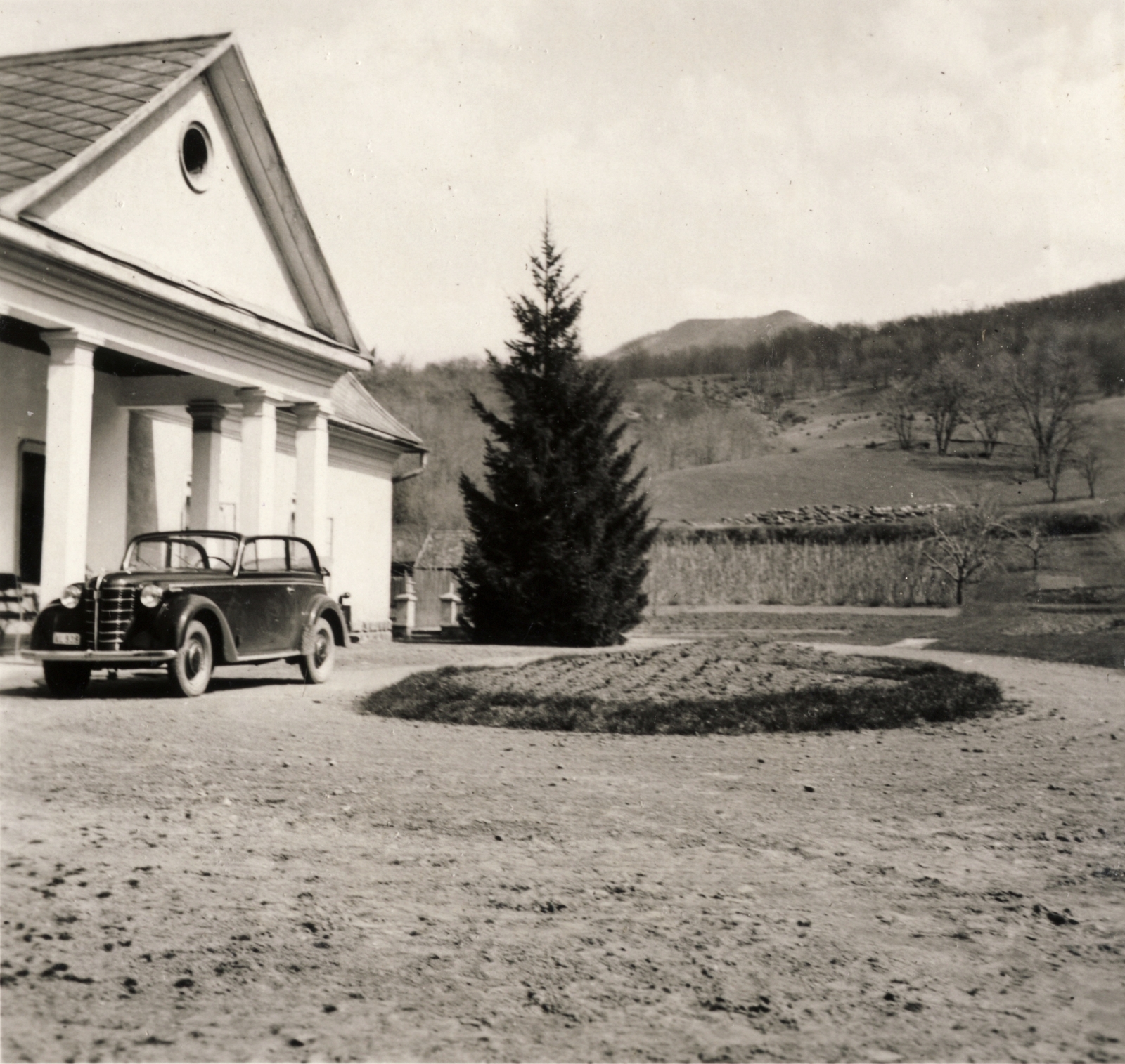 Magyarország, Mónosbél, Dózsa György út 12., Szabó kúria., 1939, Buzinkay Géza, kúria, fenyőfa, automobil, Fortepan #114636