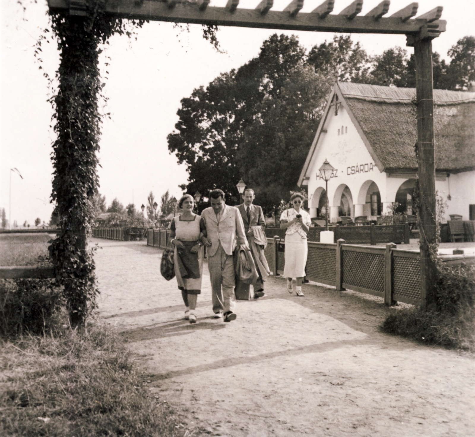 Hungary,Lake Balaton, Keszthely, Halászcsárda., 1939, Buzinkay Géza, thatch roof, Fortepan #114656