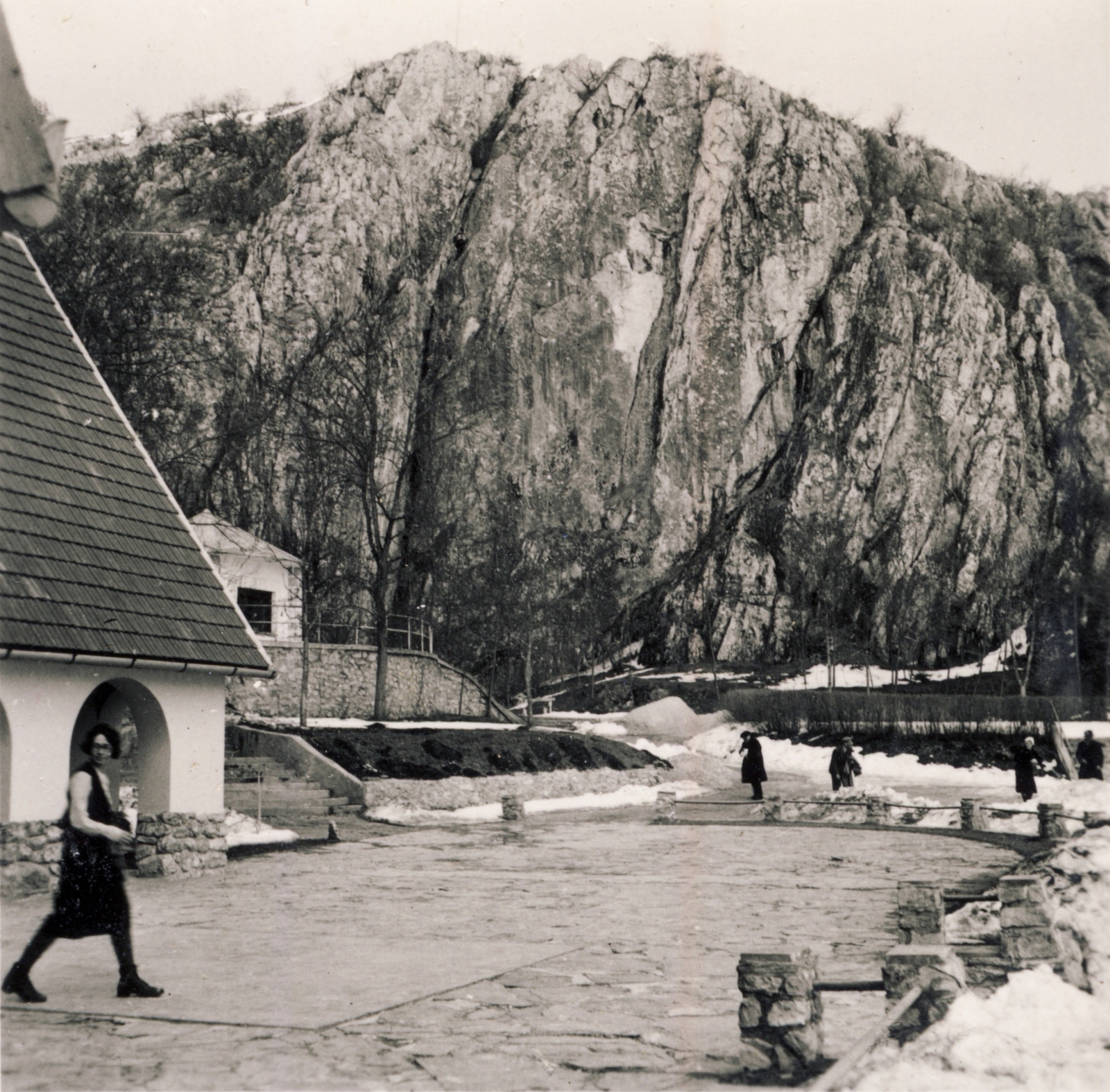 Magyarország, Aggtelek, a Baradla-barlang bejárata, balra a Barlang-Szálló részlete látszik., 1940, Buzinkay Géza, Fortepan #114672