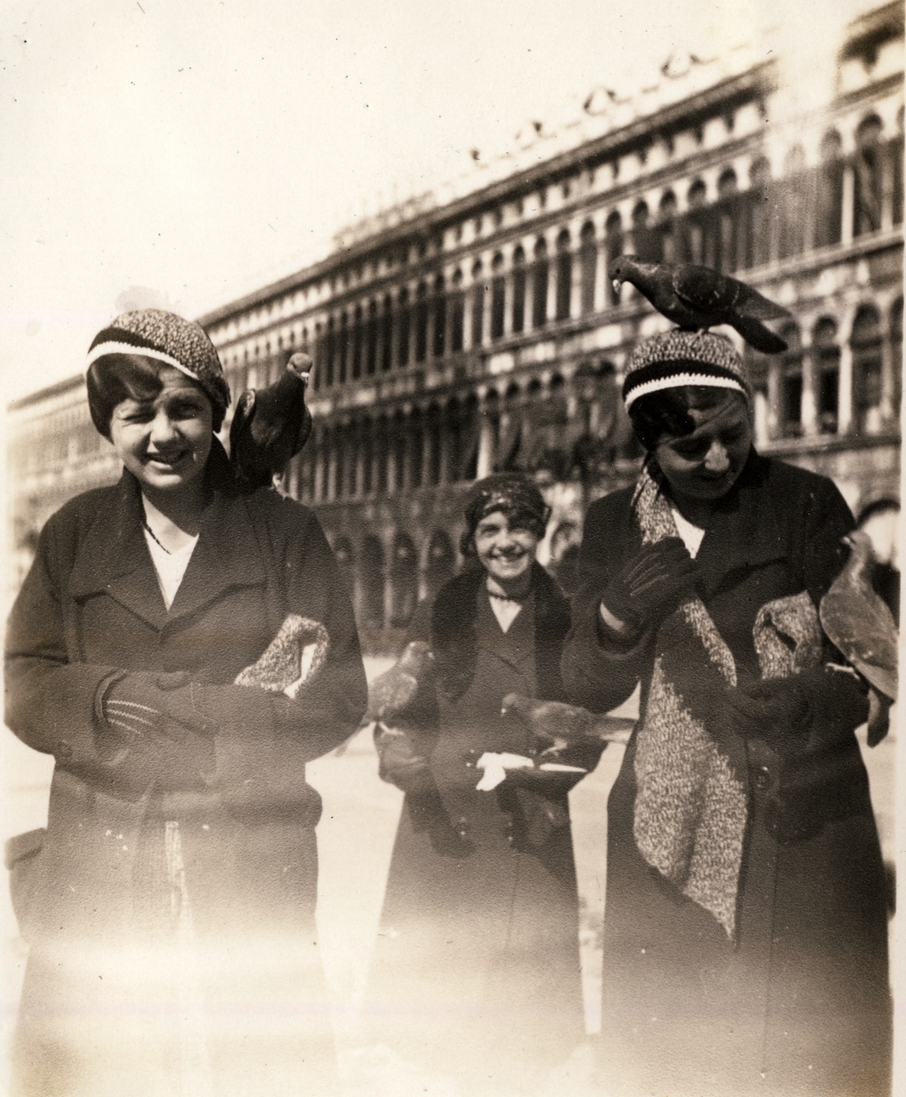 Italy, Venice, Szent Márk tér., 1932, Buzinkay Géza, hat, women, dove, Fortepan #114674