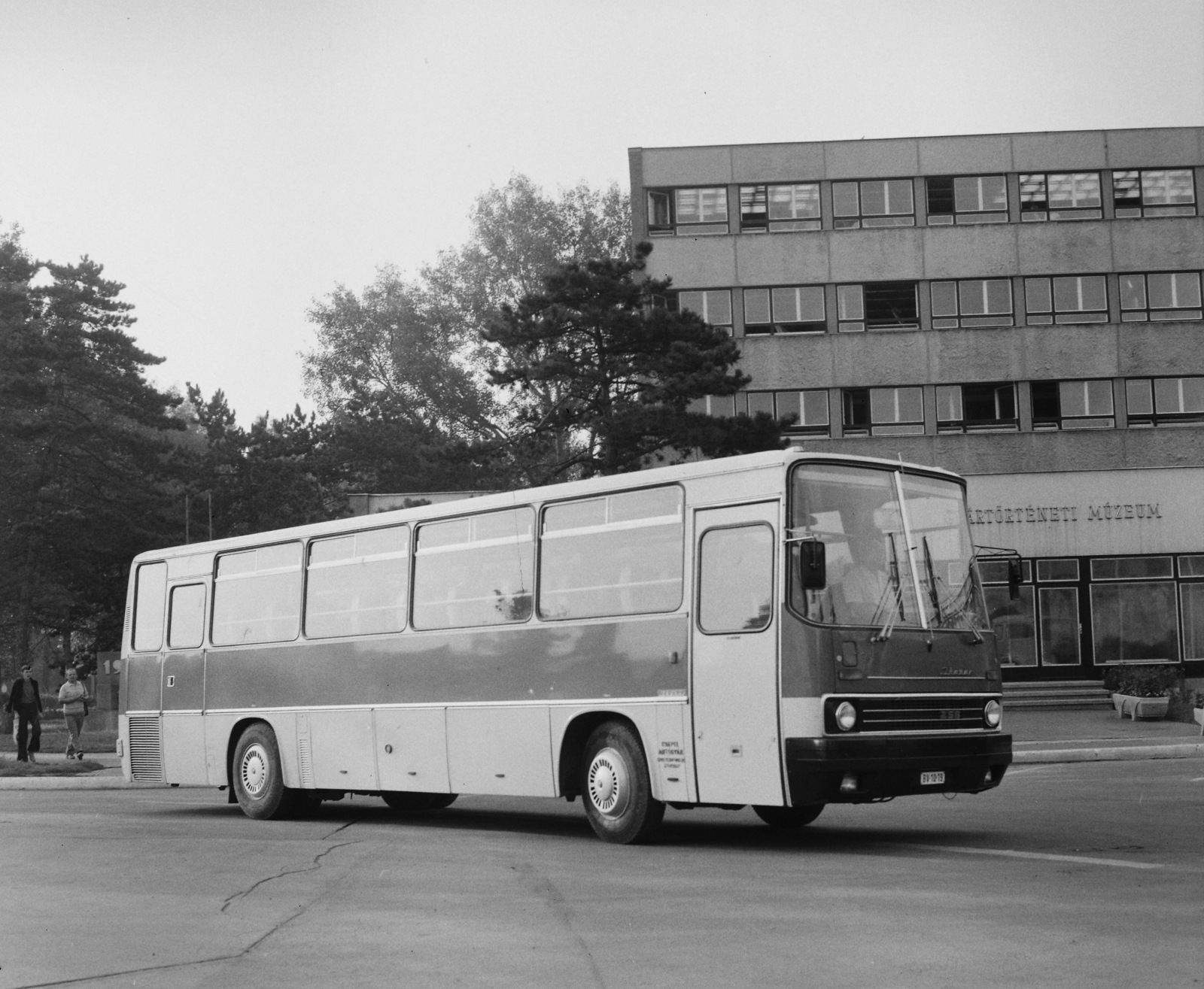 Hungary, Szigetszentmiklós, Csepel Autógyár, a felvétel a Gyártörténeti Múzeum előtt készült., 1977, Csepel Autógyár/Békés György, number plate, Fortepan #114693