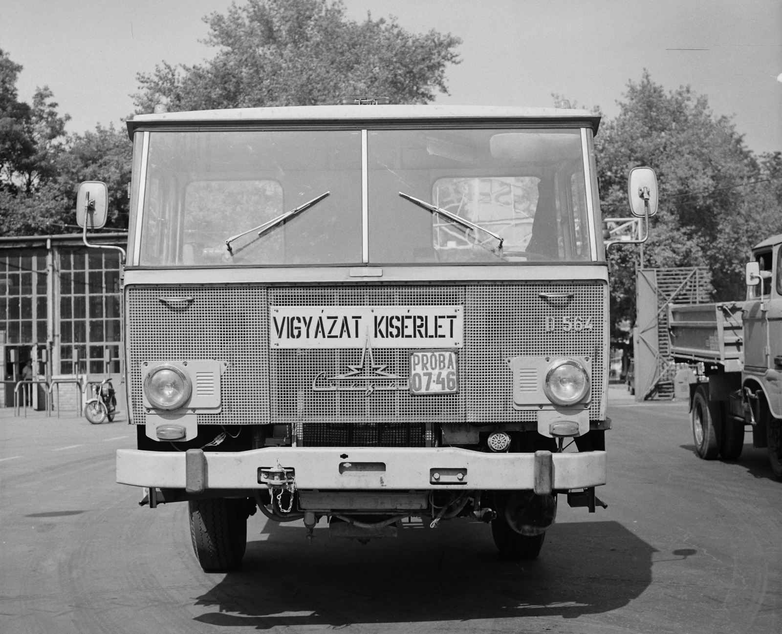 Hungary, Szigetszentmiklós, a Csepel Autógyár főbejárata., 1977, Csepel Autógyár/Békés György, Csepel D-564, number plate, Fortepan #114700