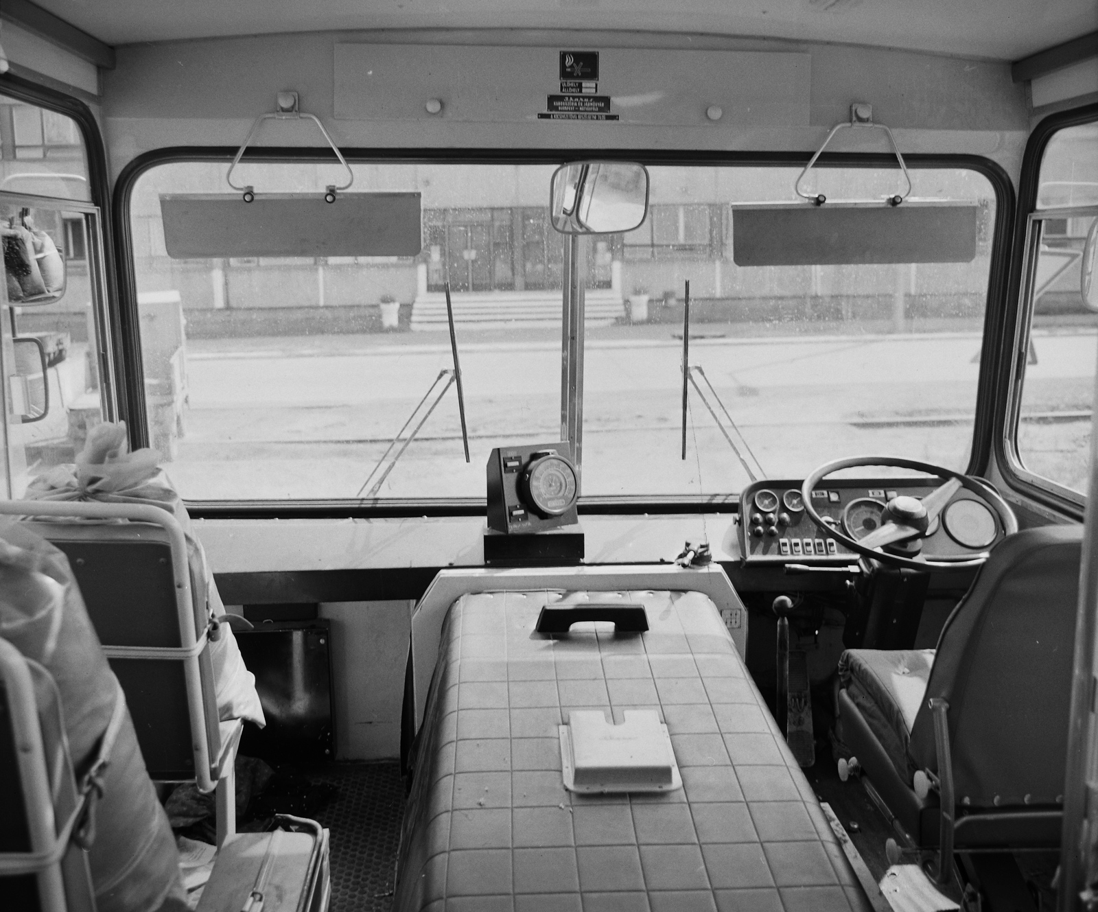 Hungary, Szigetszentmiklós, a Csepel Autógyár udvara a főkapunál. Jobbkormányos, kísérleti Csepel-Ikarus 559 típusú autóbusz., 1977, Csepel Autógyár/Békés György, bus, Ikarus-brand, Ikarus 559, odd one out, vehicle interior, Fortepan #114702