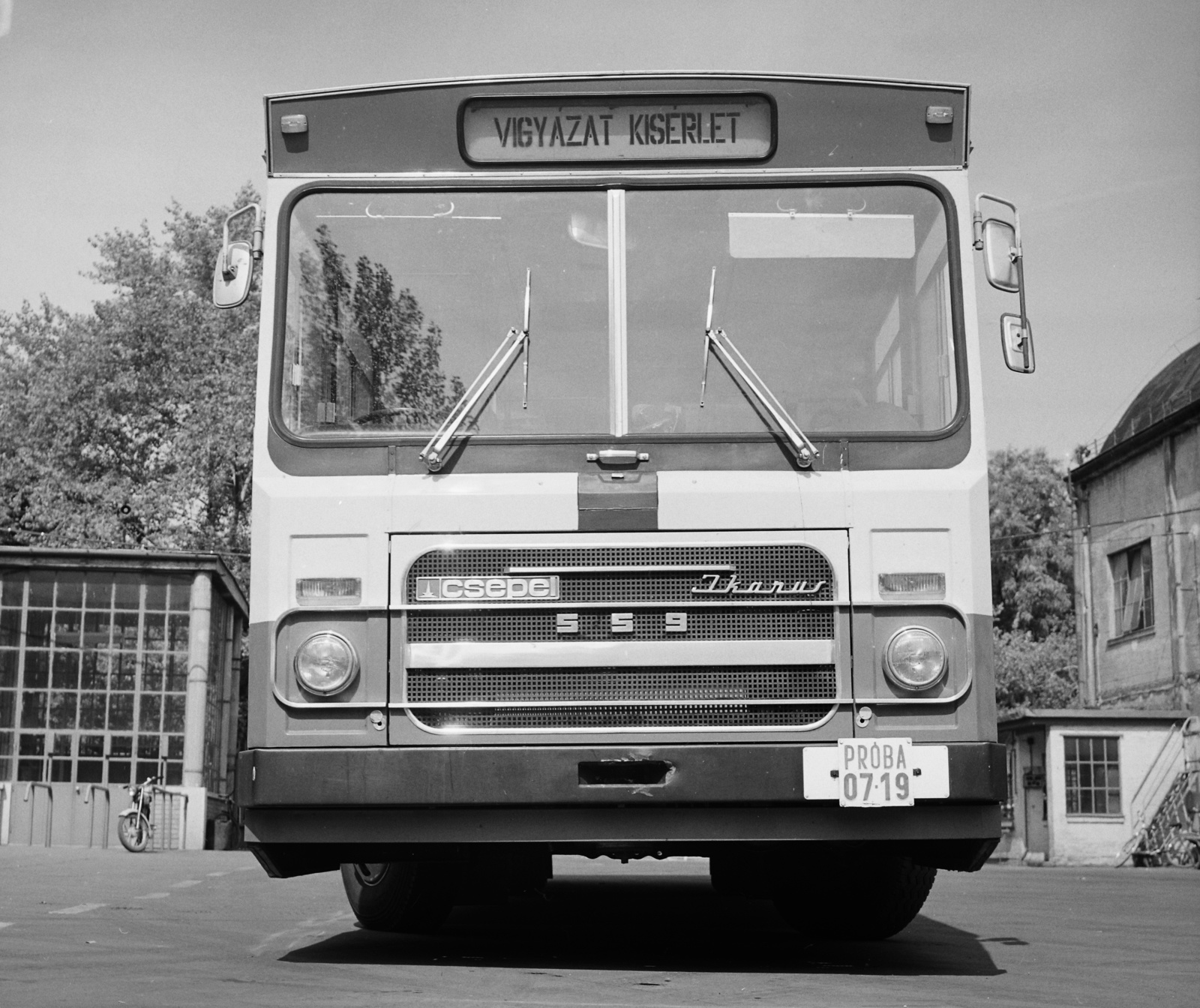 Magyarország, Szigetszentmiklós, a Csepel Autógyár udvara a főkapunál. Jobbkormányos, kísérleti Csepel-Ikarus 559 típusú autóbusz., 1977, Csepel Autógyár/Békés György, autóbusz, Ikarus-márka, Ikarus 559, rendszám, Fortepan #114703