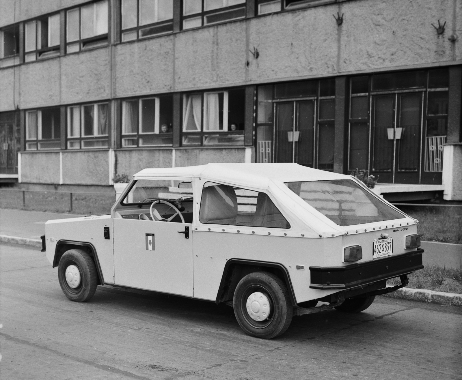 Hungary, Szigetszentmiklós, Csepel Autógyár, a kanadai Marathon Electric Car Company, Marathon C-300 típusú elektromos autója., 1977, Csepel Autógyár/Békés György, peeking, convertible, Fortepan #114713