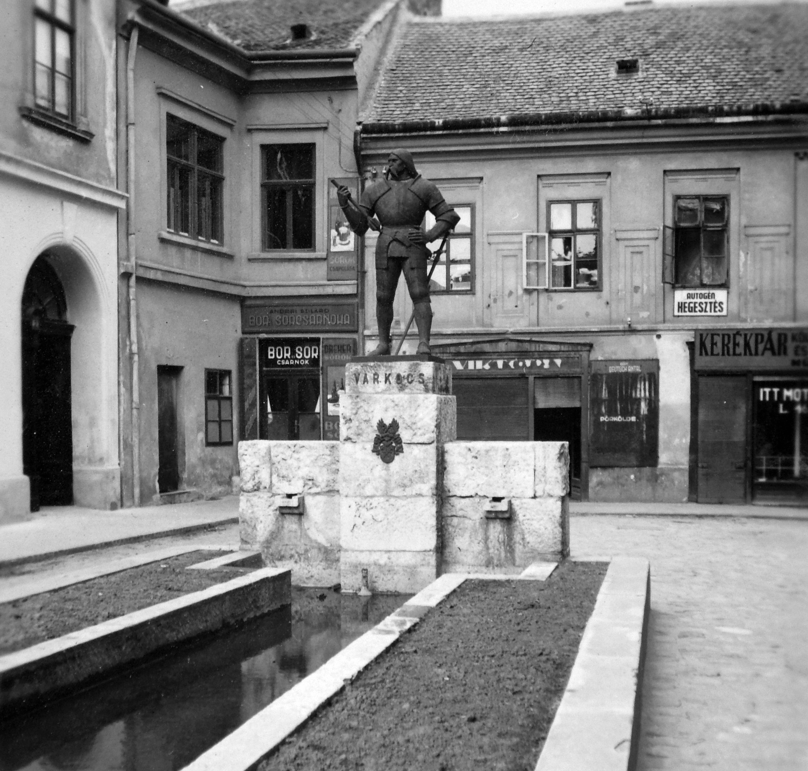 Magyarország, Székesfehérvár, Várkapu utca, Varkocs György várkapitány szobra (Erdei Dezső, 1938.)., 1940, Gyöngyi, szobor, üzletportál, Varkocs György-ábrázolás, Fortepan #11473
