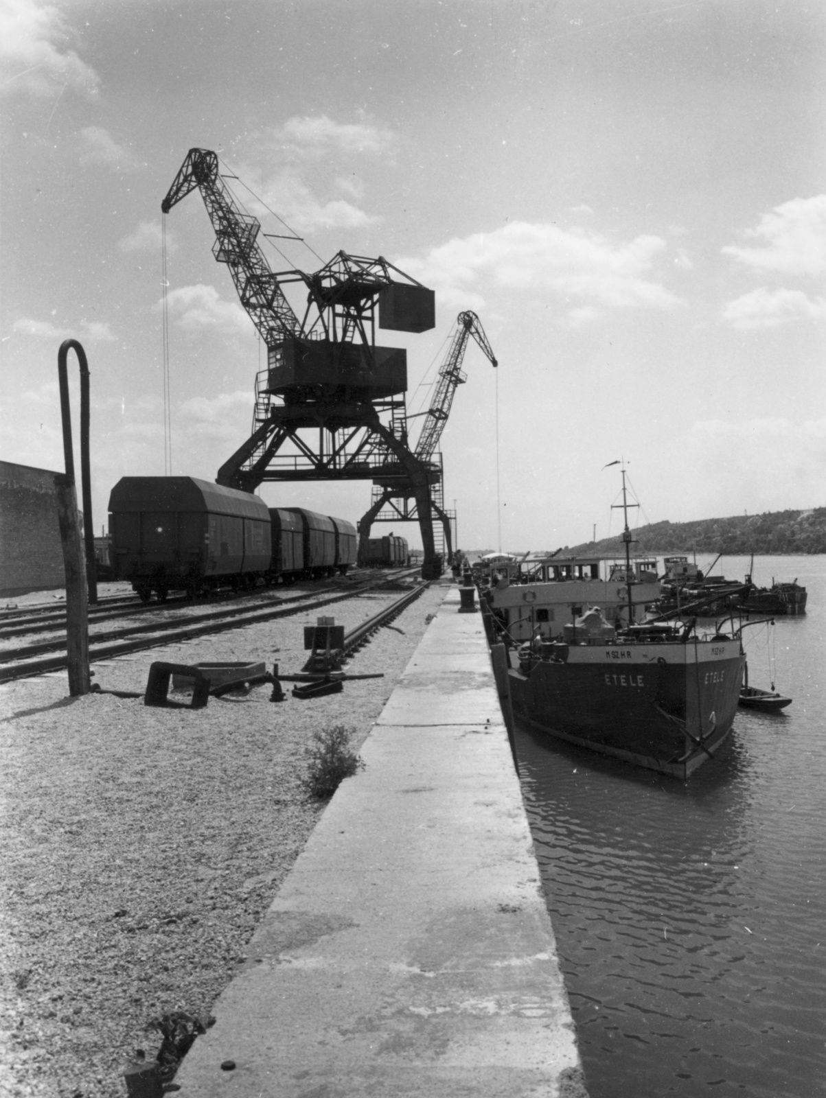 Hungary, Dunaújváros, (Sztálinváros), Szalki-sziget, kikötő., 1953, Gallai Sándor, crane, Etele ship, Fortepan #114730