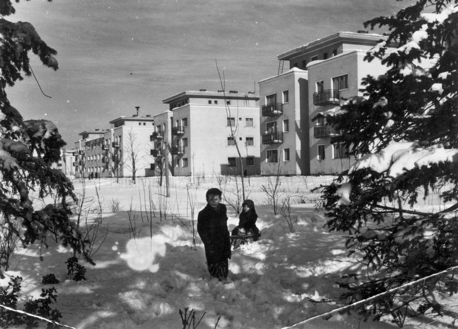 Magyarország, Dunaújváros, (Sztálinváros), a Május 1. utca házai az Építők útja irányából nézve., 1953, Gallai Sándor, hó, gyerekek, lakótelep, Fortepan #114732