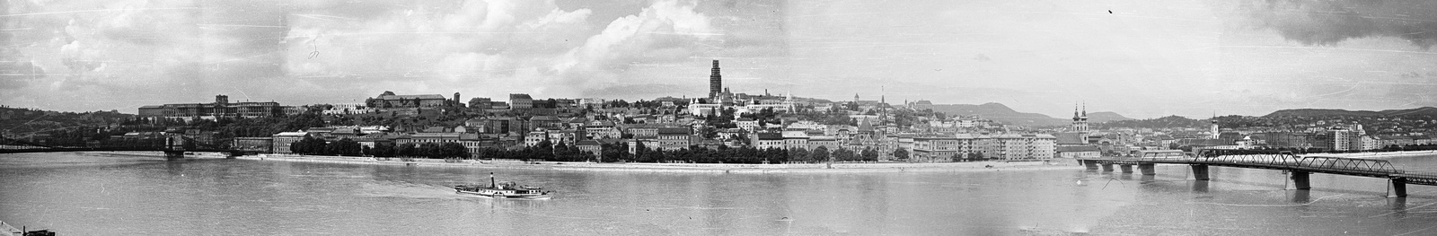 Magyarország, Budapest I., a budai Vár és a budai Duna-part a Széchenyi Lánchíd és a Kossuth híd között Pestről nézve., 1955, Fortepan, Kossuth híd, hajó, híd, gőzhajó, állvány, lapátkerekes hajó, Tahi/MÁV III-hajó, panorámakép, Budapest, Fortepan #114753