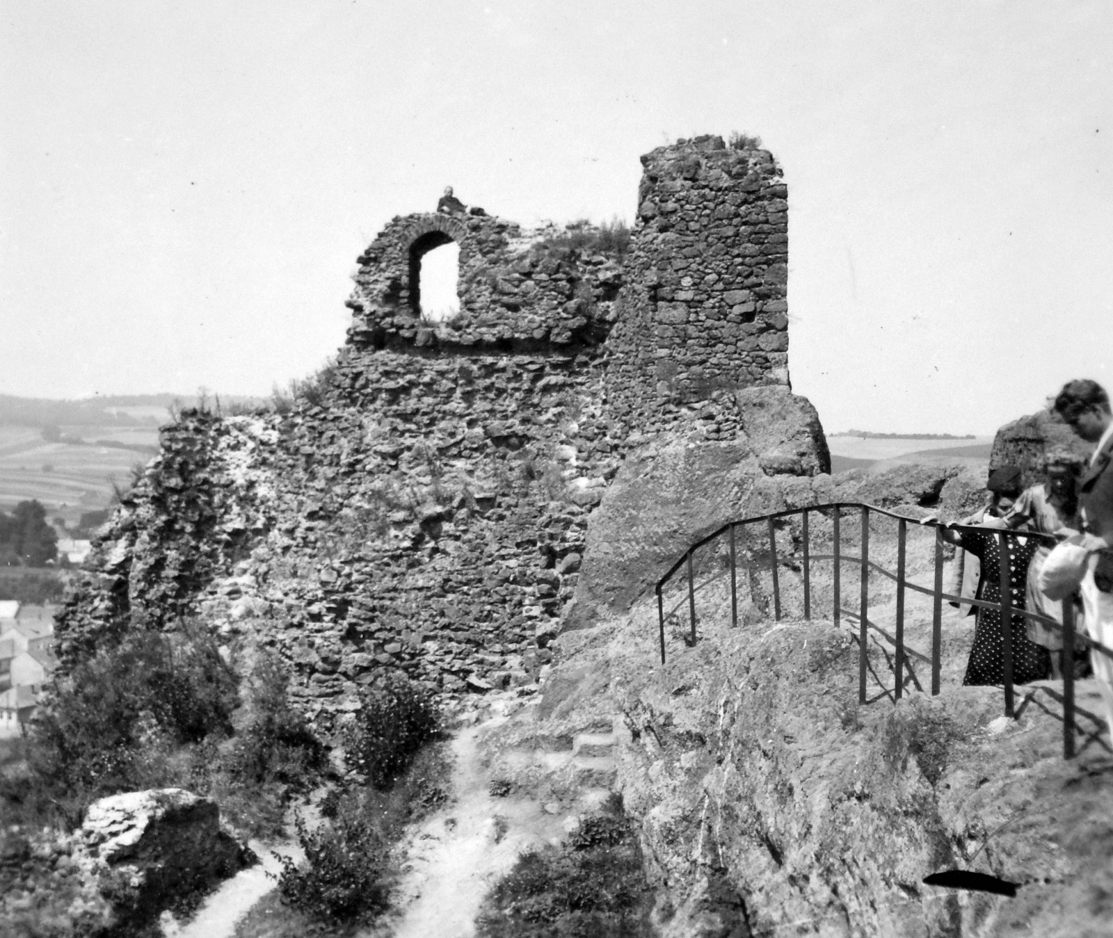 Slovakia, Fiľakovo, a Füleki Vár., 1939, Gyöngyi, railing, ruins, castle ruins, Fortepan #11479