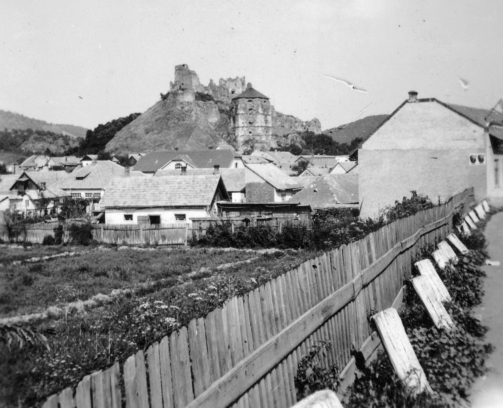 Slovakia, Fiľakovo, a Füleki Vár., 1939, Gyöngyi, ruins, lath fence, castle ruins, Fortepan #11480