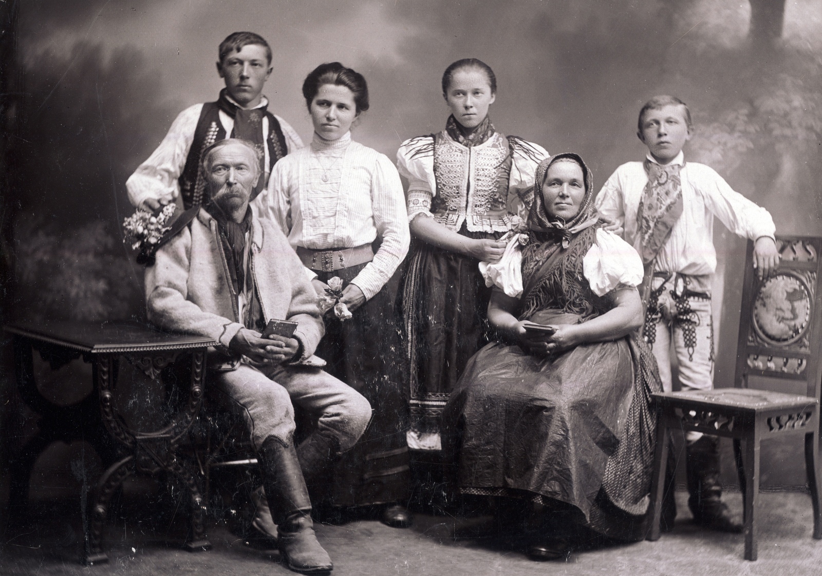 1900, Fortepan, család, csoportkép, nők, műterem, paraszt, szék, kötény, fejkendő, csizma, viselet, lajbi, imakönyv, népviselet, Fortepan #114817