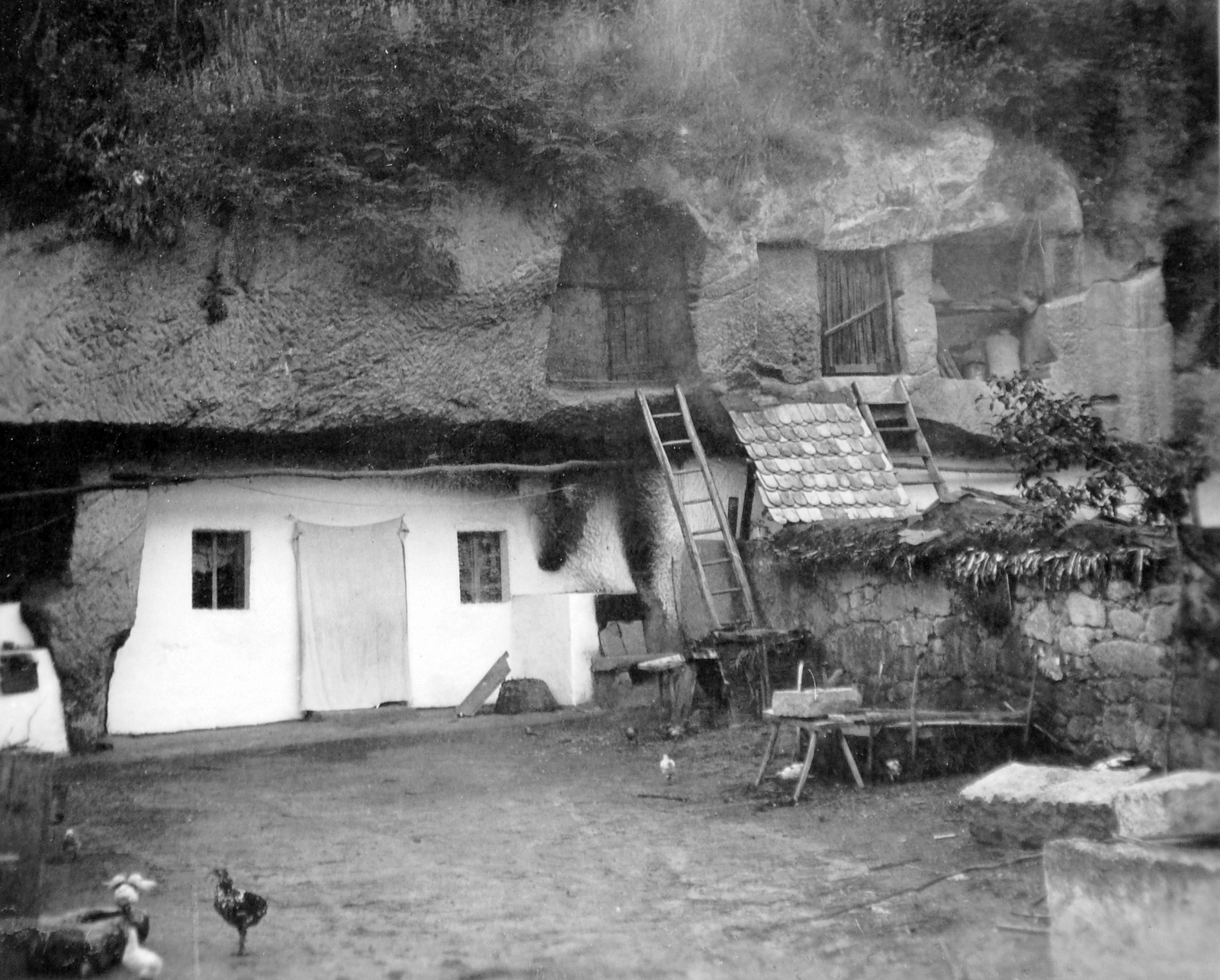 Hungary, Sirok, barlanglakás., 1939, Gyöngyi, yard, ladder, cave-dwelling, Fortepan #11485