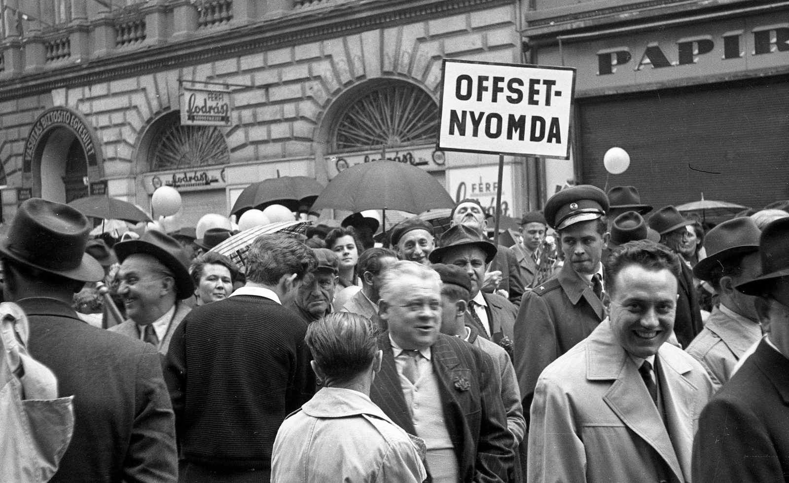 Hungary, Budapest VII., István (Landler Jenő) utca 6., május 1-i felvonulók., 1960, Móra András, Budapest, banner, umbrella, Fortepan #114887