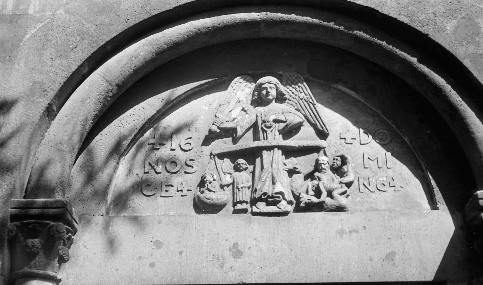 Hungary, Margit Islands, Budapest, Szent Mihály-kápolna, az utolsó ítélet jelenetét ábrázoló bronz dombormű a kapu orommezejében., 1960, Móra András, latin sign, relief, Fortepan #114893