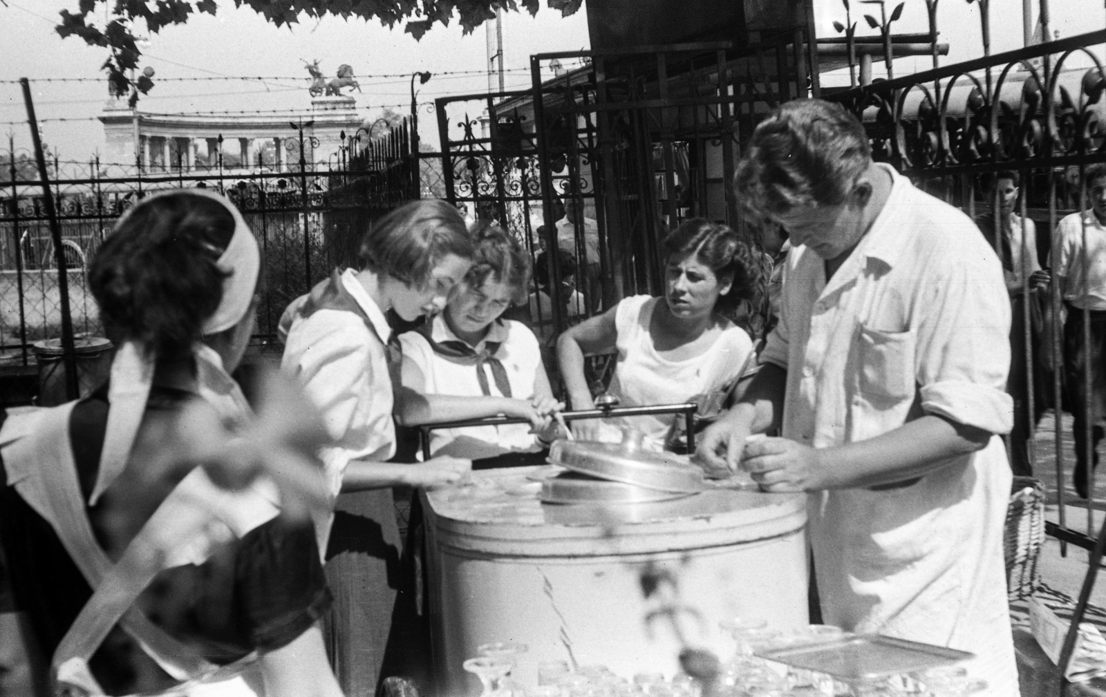 Hungary, Budapest VI., a felvétel az Andrássy út (Népköztársaság útja) 130. kertjében készült. Háttérben a Millenniumi emlékmű a Hősök terén., 1960, Móra András, ice cream seller, Budapest, Fortepan #114894