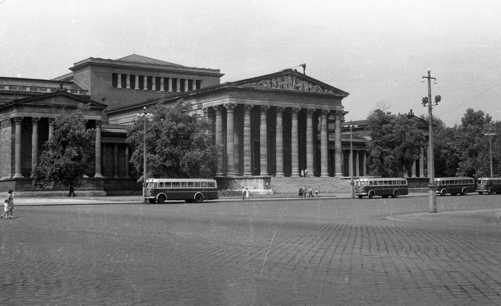 Magyarország, Budapest XIV., Hősök tere, Szépművészeti Múzeum., 1959, Móra András, autóbusz, Ikarus-márka, kockakő, Budapest, Ikarus 60, Fortepan #114899