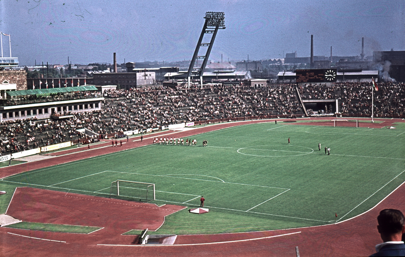 Hungary, Népstadion, Budapest XIV., Magyarország - Ausztria (4:1) ifjúsági válogatott labdarúgó-mérkőzés 1961. június 11-én, a nagyválogatott mérkőzése előtt., 1961, Móra András, colorful, stadium, Budapest, Fortepan #114905