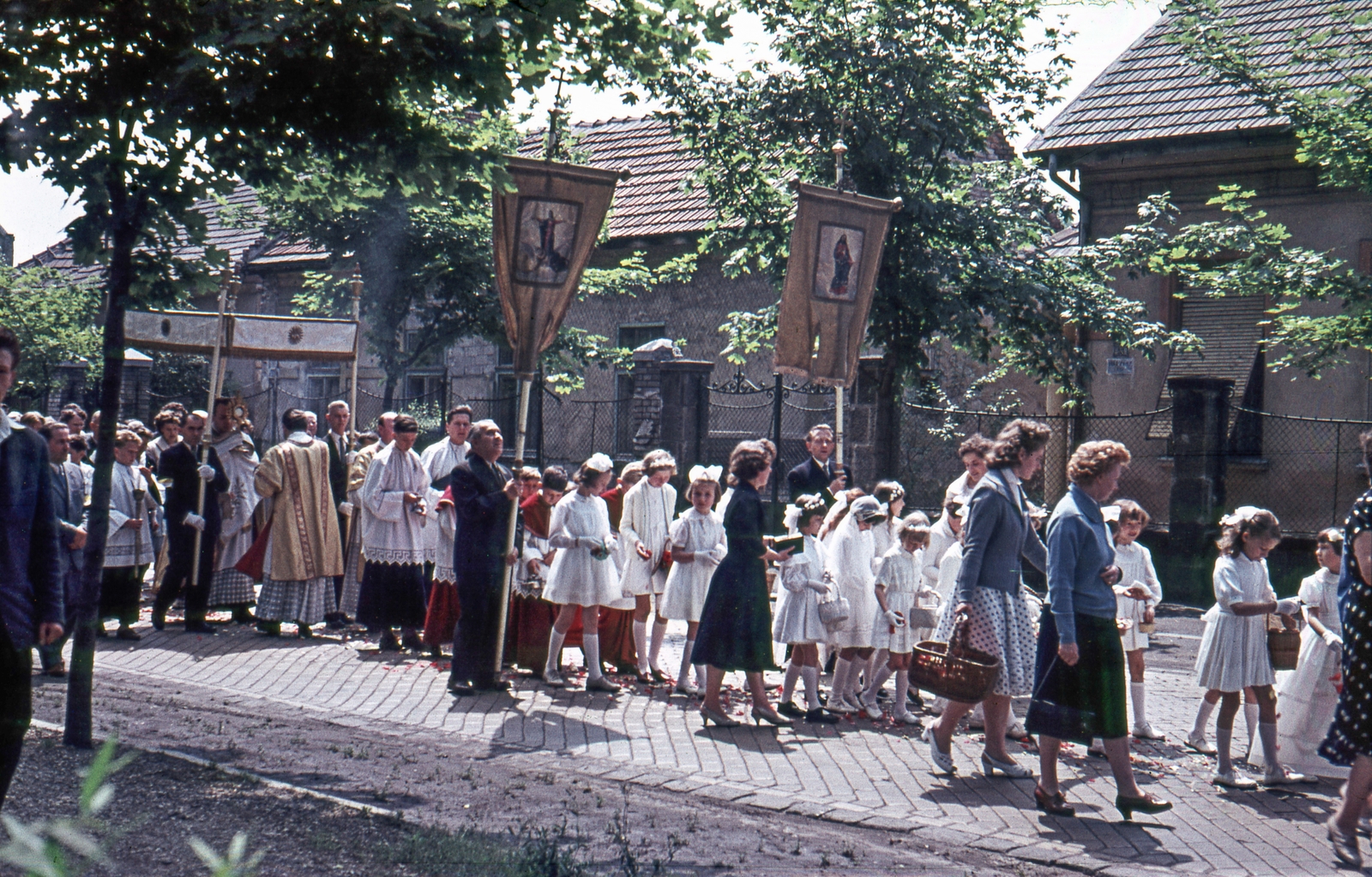 Hungary, Budapest XV., Bezsilla Nándor (Mosolygó Antal) utca a Pestújhelyi tér felől nézve., 1960, Móra András, priest, procession, basket, Budapest, colorful, Fortepan #114913