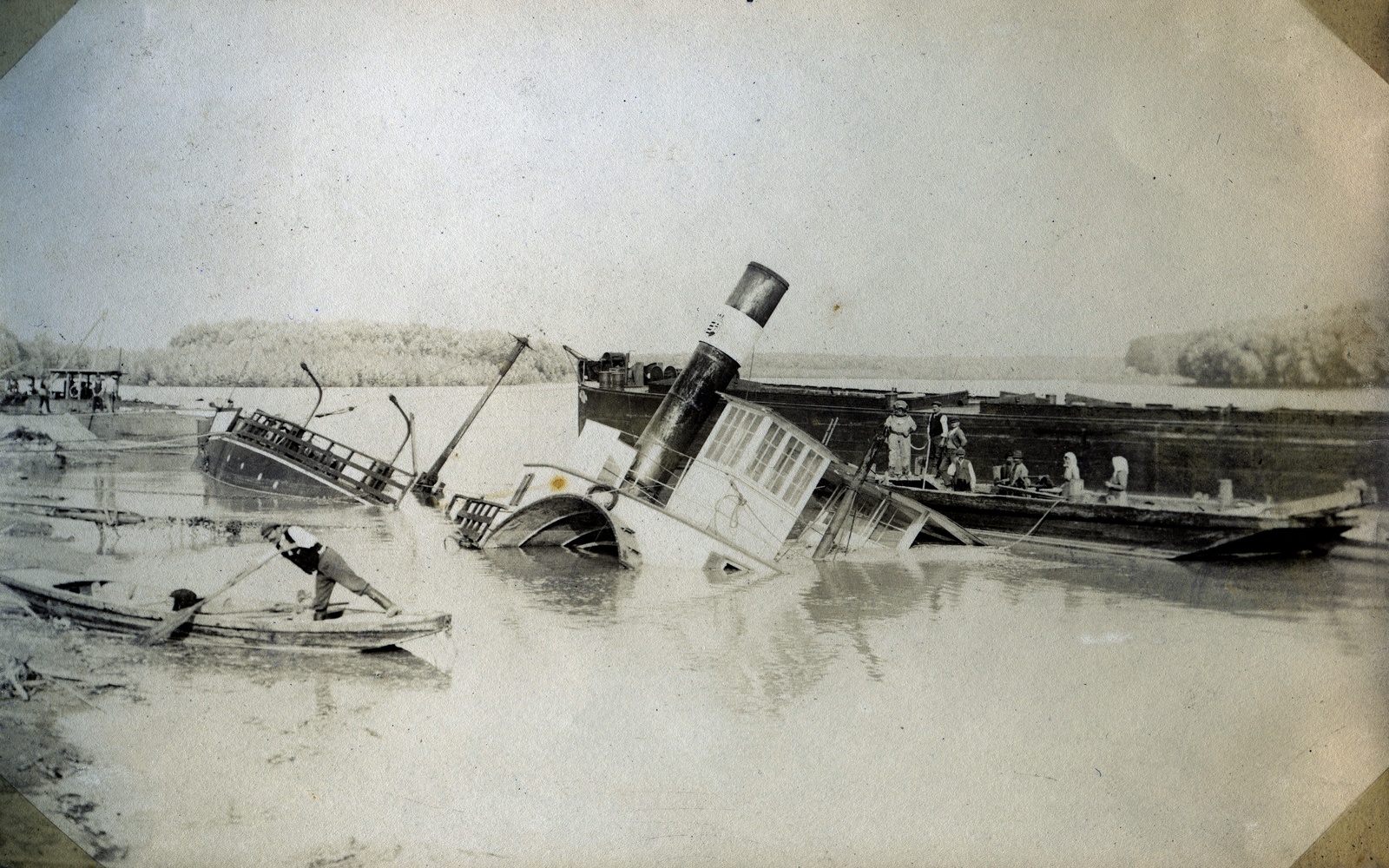 Hungary, Decs, Grébeci–Duna-ág, az elsüllyedt Radvány oldalkerekes gőzhajó kiemelése., 1928, Móra András, shipwreck, Fortepan #114916