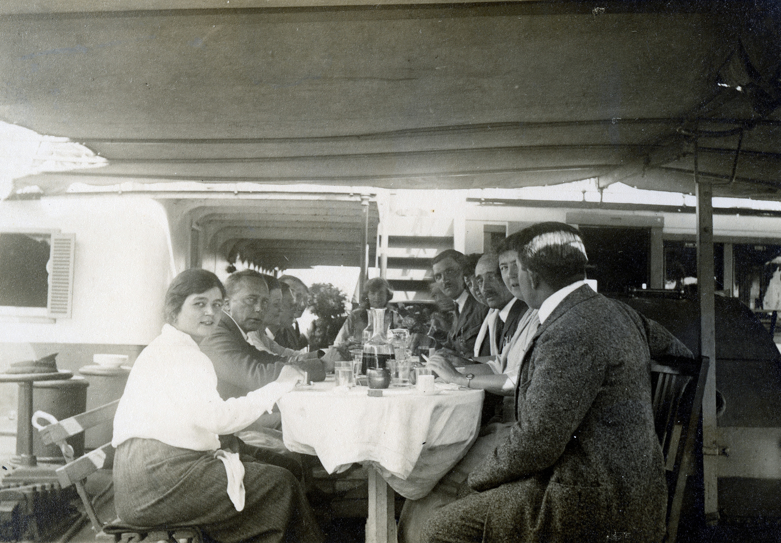 Magyarország, hajókirándulás a Dunán., 1928, Móra András, dohányzás, karóra, karaf, asztal, Fortepan #114917