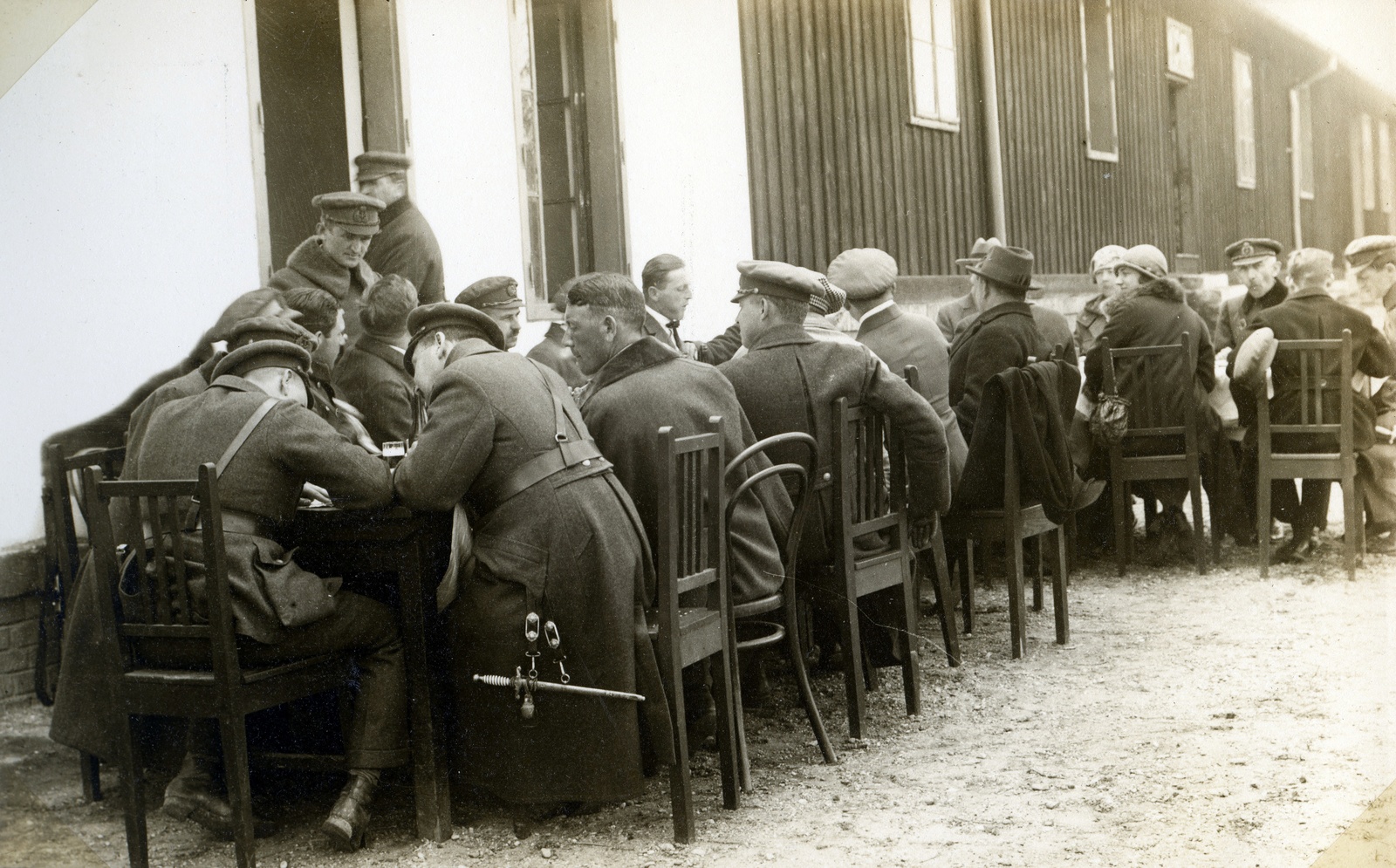 Magyarország, előtérben és hátul jobbra a Magyar Királyi Folyamőrség tisztjei., 1928, Móra András, Fortepan #114925