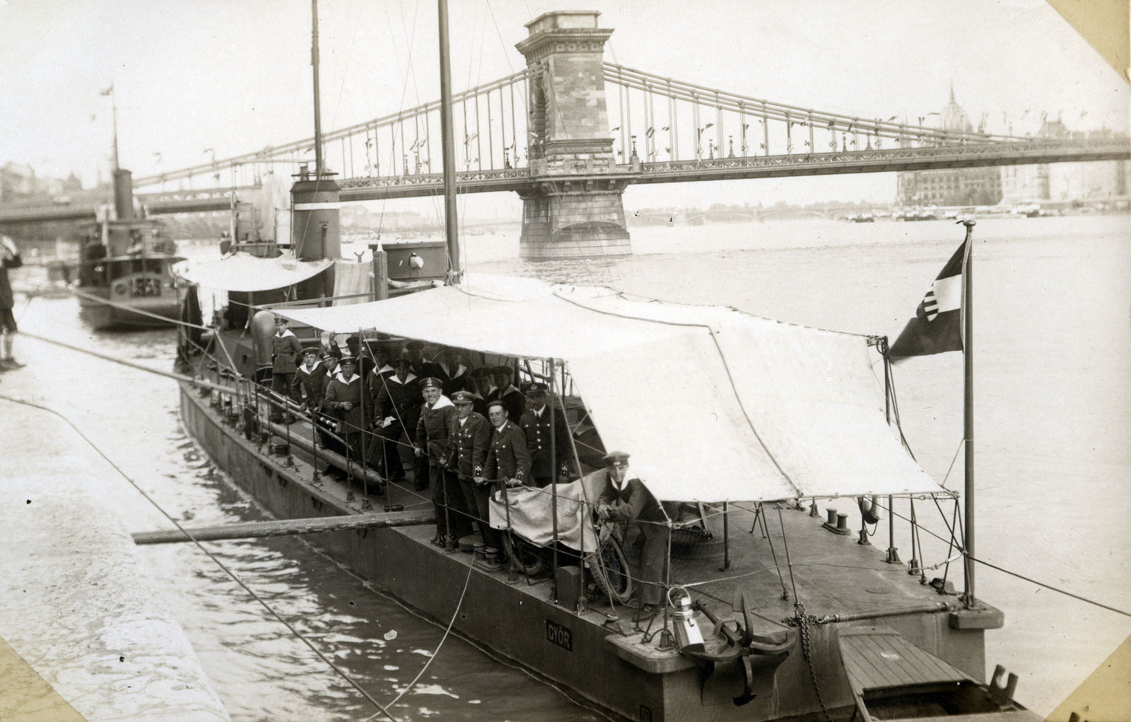 Hungary, Budapest V.,Budapest I., a Magyar Királyi Folyamőrség őrnaszádjai a budai alsó rakpartnál. Háttérben a Széchenyi Lánchíd és a Parlament., 1929, Móra András, ship, sailor, warship, Budapest, Duna-bridge, William Tierney Clark-design, Győr/Compó-ship, Fortepan #114935