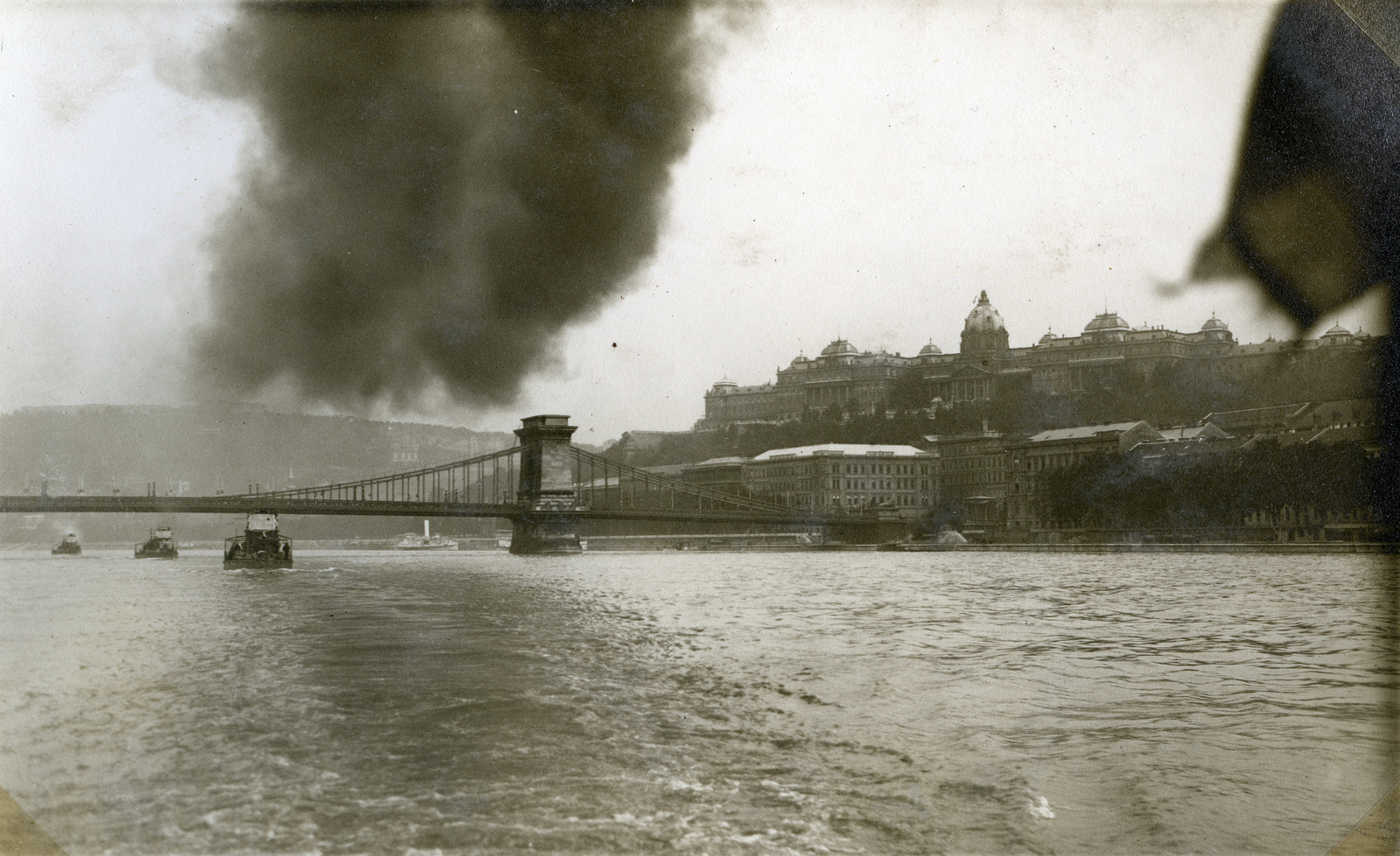 Hungary, Budapest I., a Széchenyi Lánchíd és a Királyi Palota (később Budavári Palota) a Dunáról nézve, balra a Magyar Királyi Folyamőrség őrnaszádjai., 1929, Móra András, Danube, Budapest, Fortepan #114946