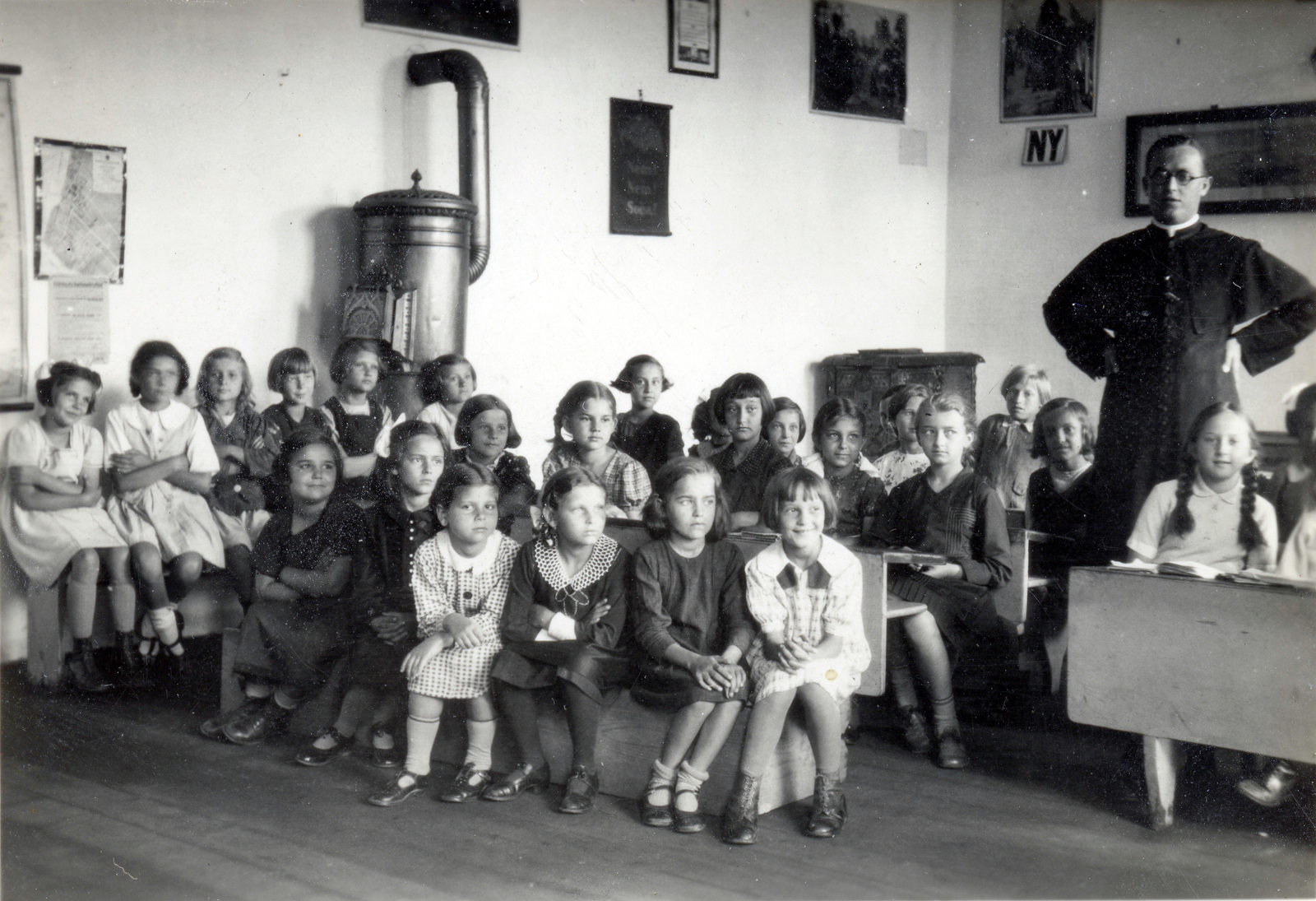 1923, Móra András, tanár, csípőre tett kéz, karba tett kéz, ölbe tett kéz, tanterem, reverenda, vaskályha, Fortepan #114958