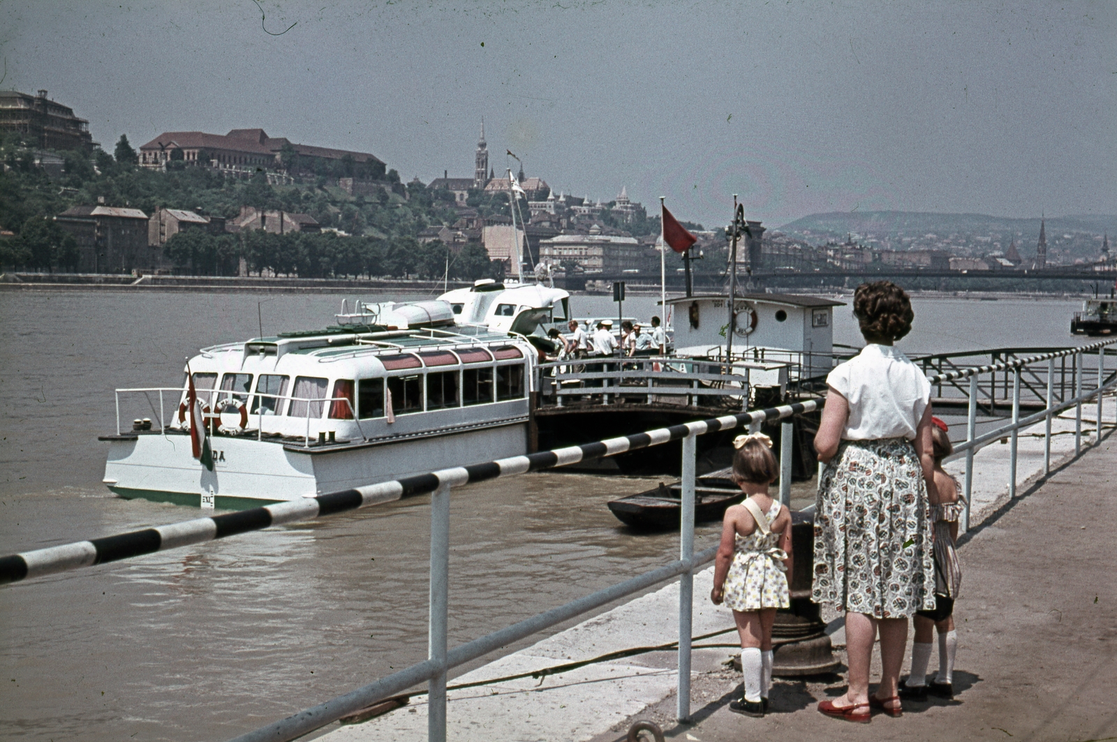 Hungary, Budapest V., pesti alsó rakpart a Vigadó tér közelében, háttérben a budai Vár és a Széchenyi Lánchíd., 1961, Móra András, ship, colorful, Budapest, Danube's shore, three people, water bus, back, Óbuda ship, Fortepan #114993